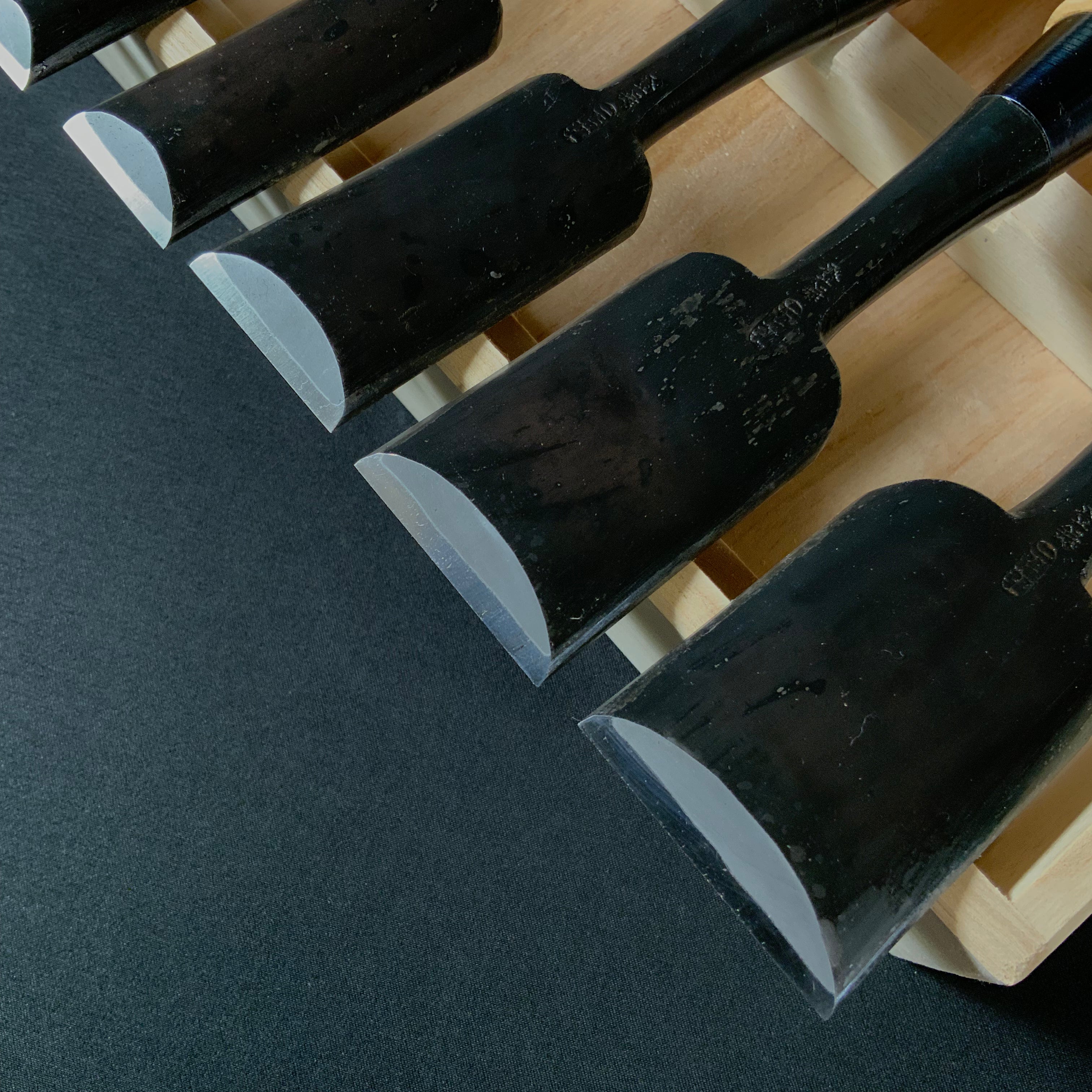 今井忠太郎作 二治弘 甲丸追入組鑿 白樫柄 Nijihiro Komaru Type Bench chisels set White Oak Handles by Chuutarou Imai