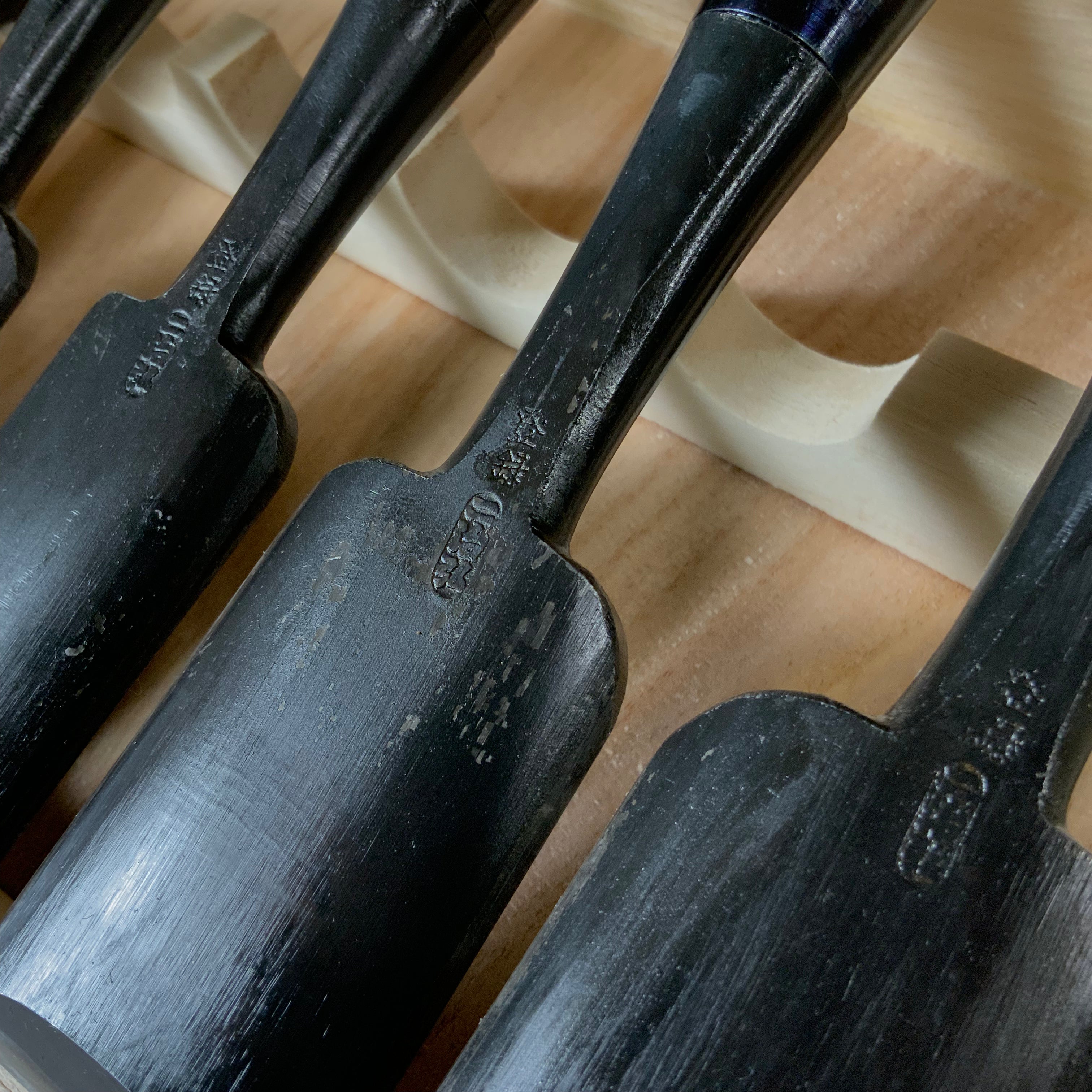 今井忠太郎作 二治弘 甲丸追入組鑿 白樫柄 Nijihiro Komaru Type Bench chisels set White Oak Handles by Chuutarou Imai