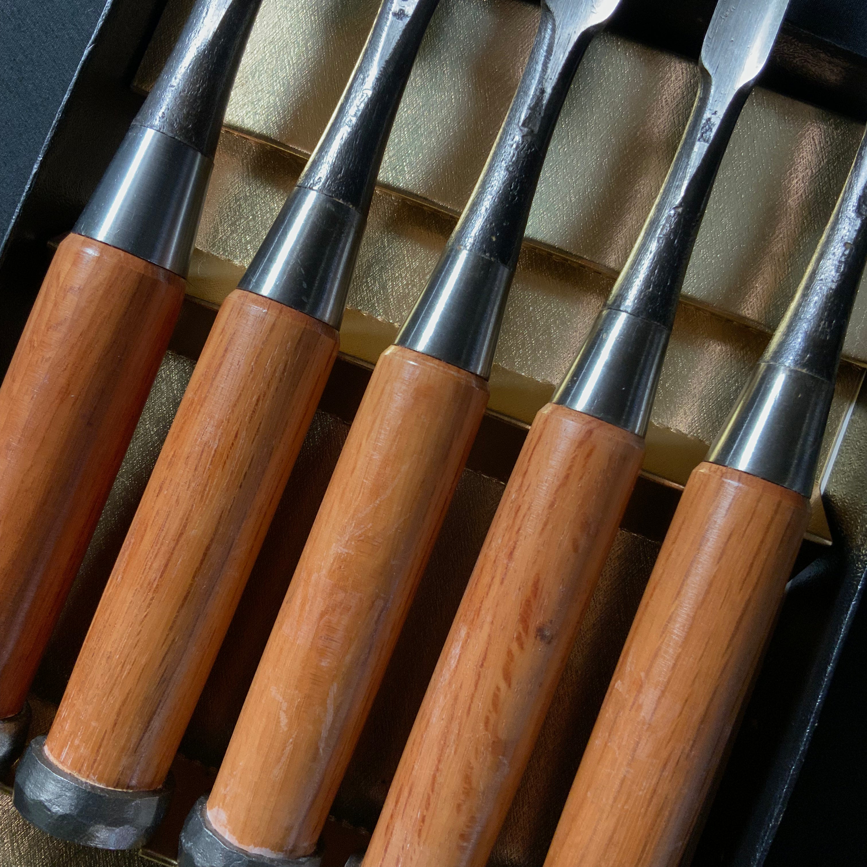 Old stock Takahiro Uchimaru Bench chisels (Round Chisel) 5pc set 掘出し物 貴弘 内丸追入組鑿 5本組