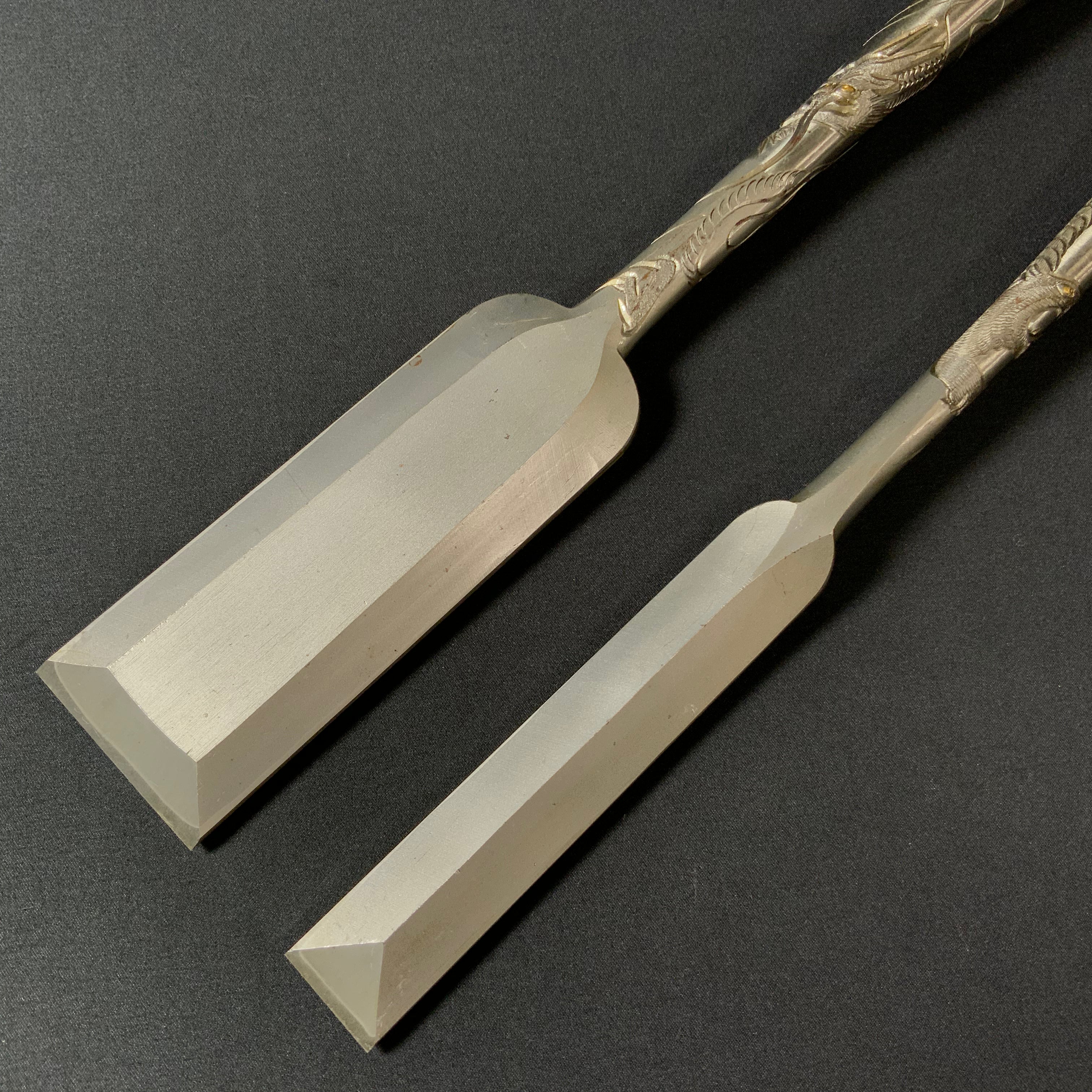 Old stock Slick Chisels set with Dragon and Tiger Carving 掘出し物 龍虎彫 本突き組鑿 48,24mm Ootsuki-nomi, Hontsuki-Nomi