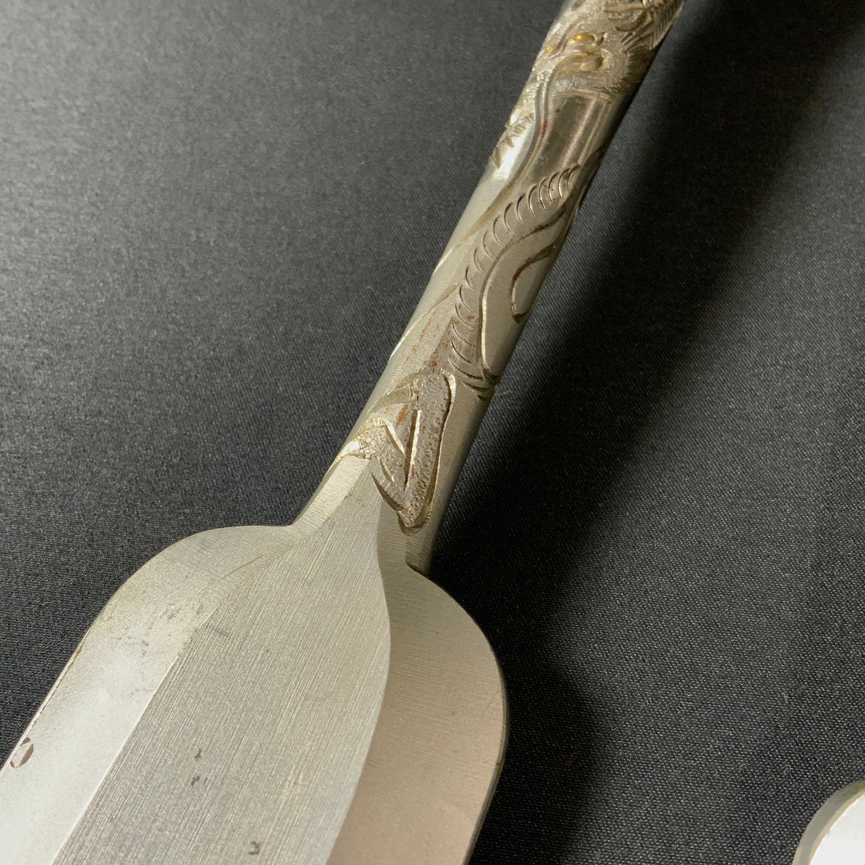 Old stock Slick Chisels set with Dragon and Tiger Carving 掘出し物 龍虎彫 本突き組鑿 48,24mm Ootsuki-nomi, Hontsuki-Nomi