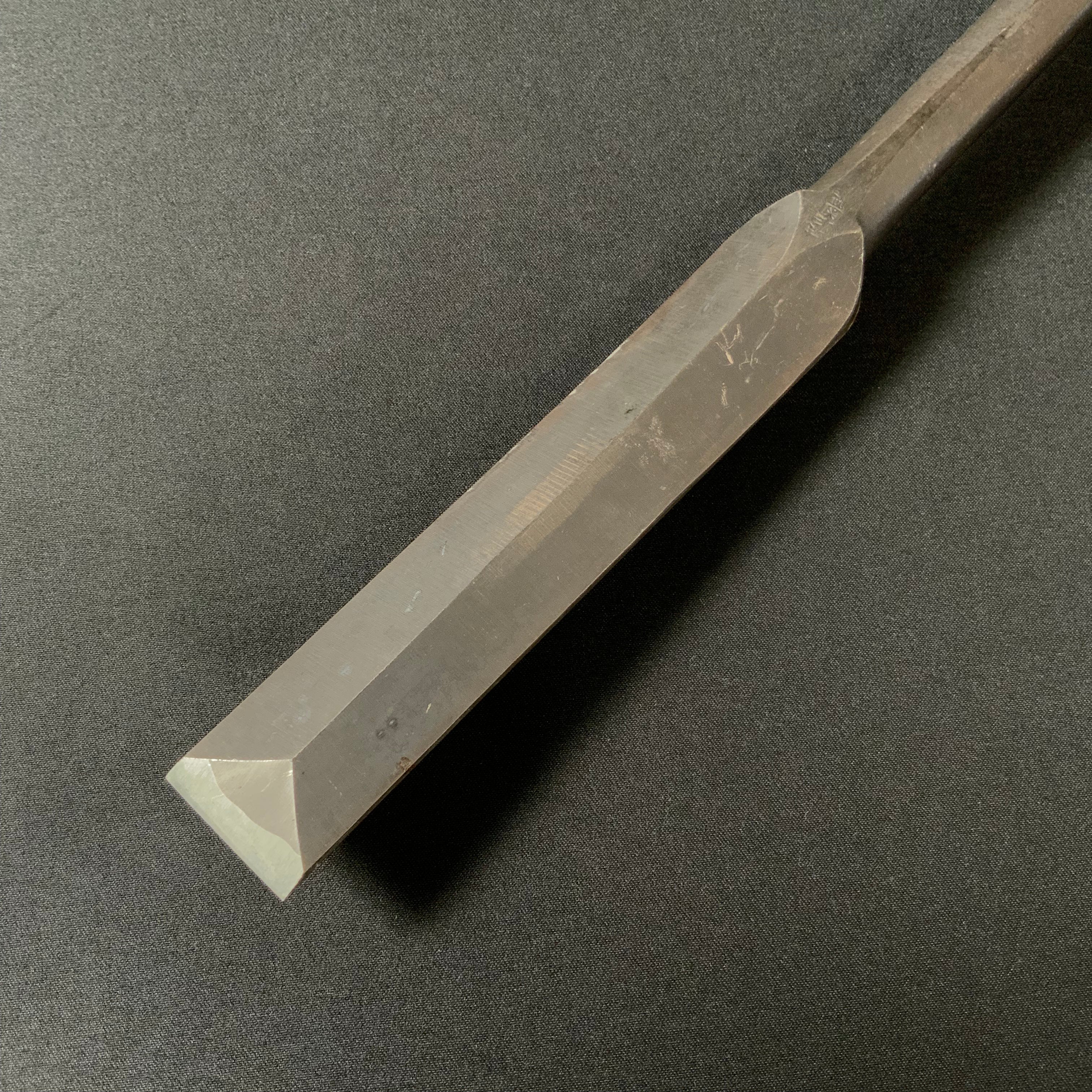 掘出し物 菊弘丸 本突き鑿 24mm Old stock Kikuhiromaru Slick Chisels (Ootsuki-nomi, Hontsuki-Nomi)