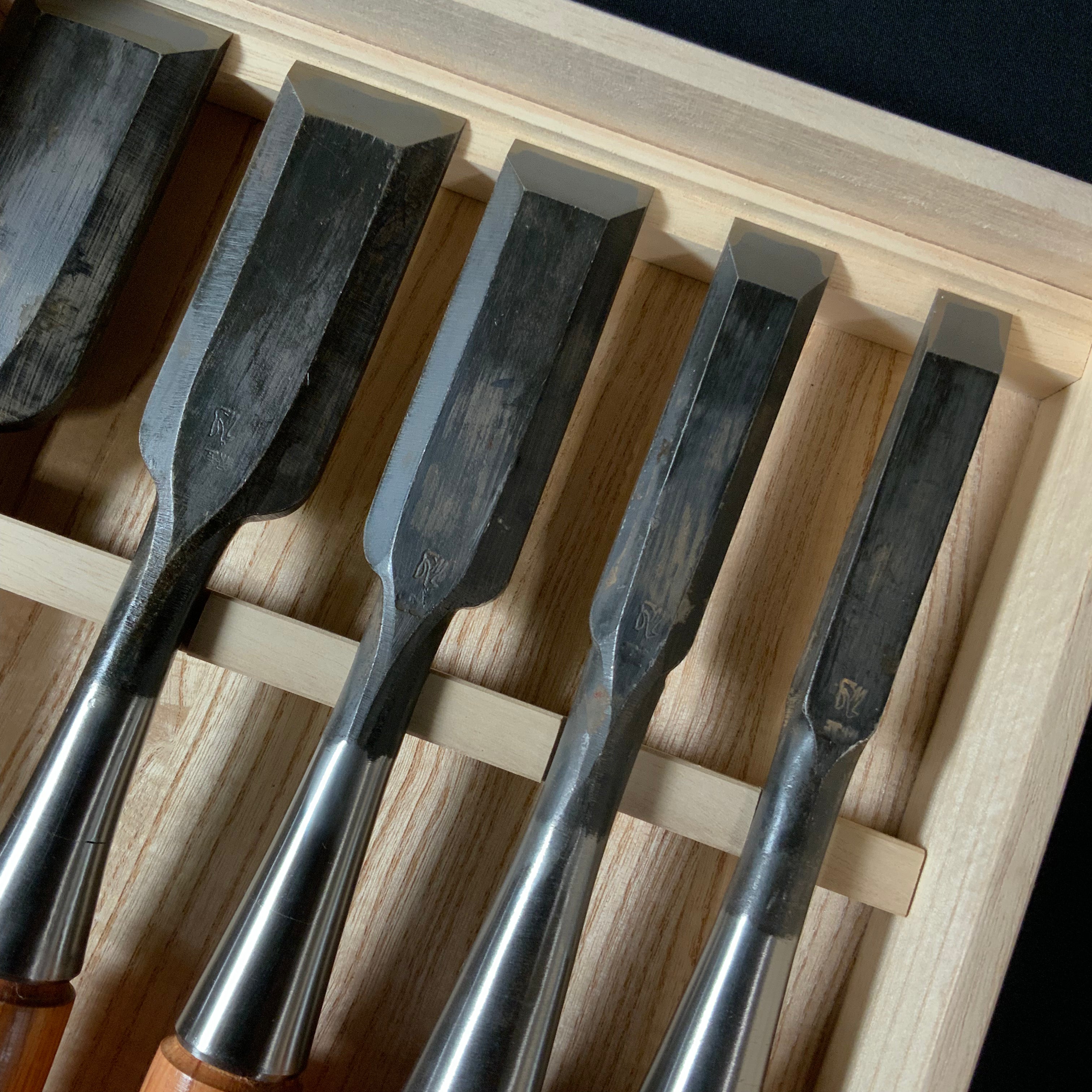 狐 叩組鑿 6本組 赤樫柄 磯野信夫作 Old stock Kitsune Timber chisels 6pc set with white steel by Isono Nobuo