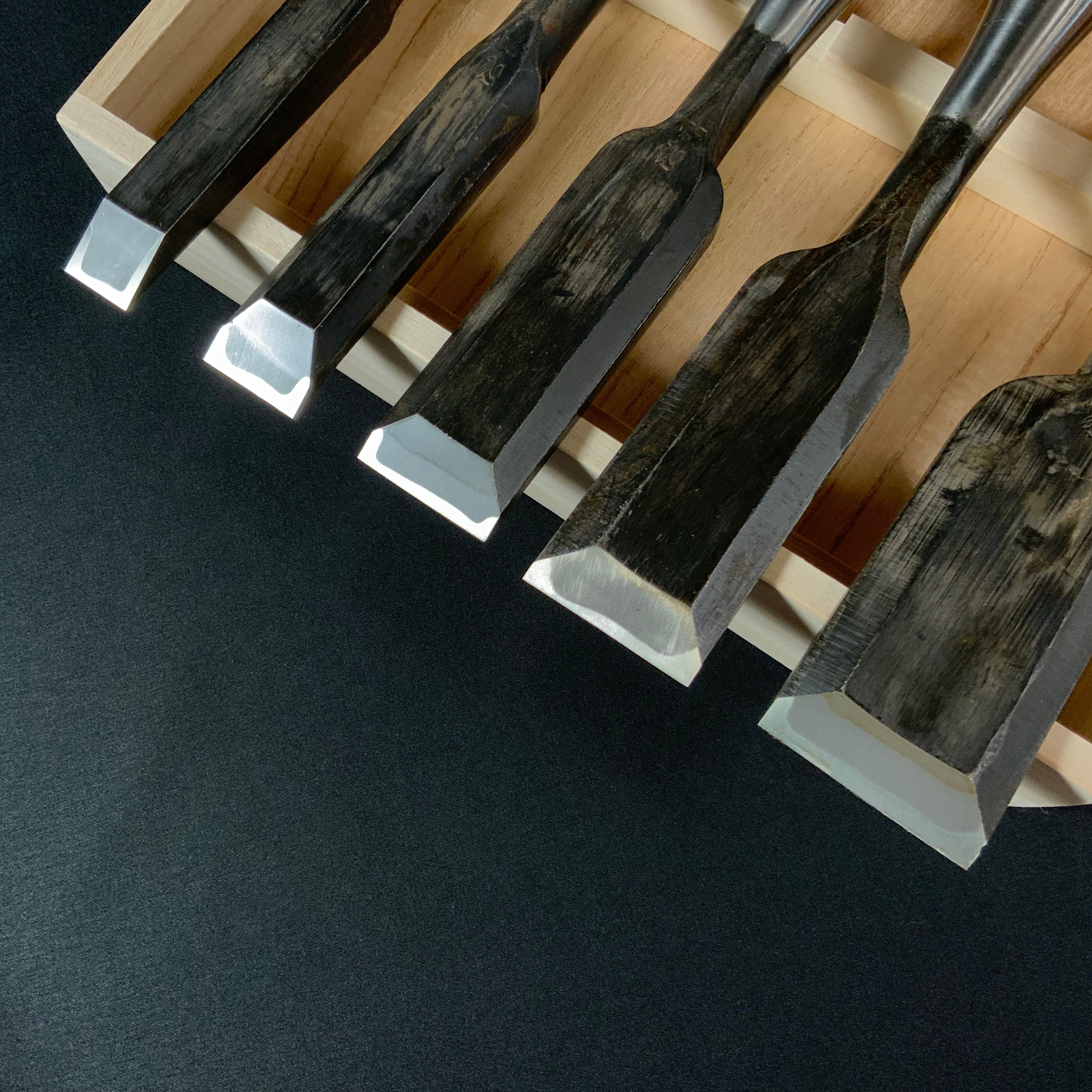 狐 叩組鑿 6本組 赤樫柄 磯野信夫作 Old stock Kitsune Timber chisels 6pc set with white steel by Isono Nobuo