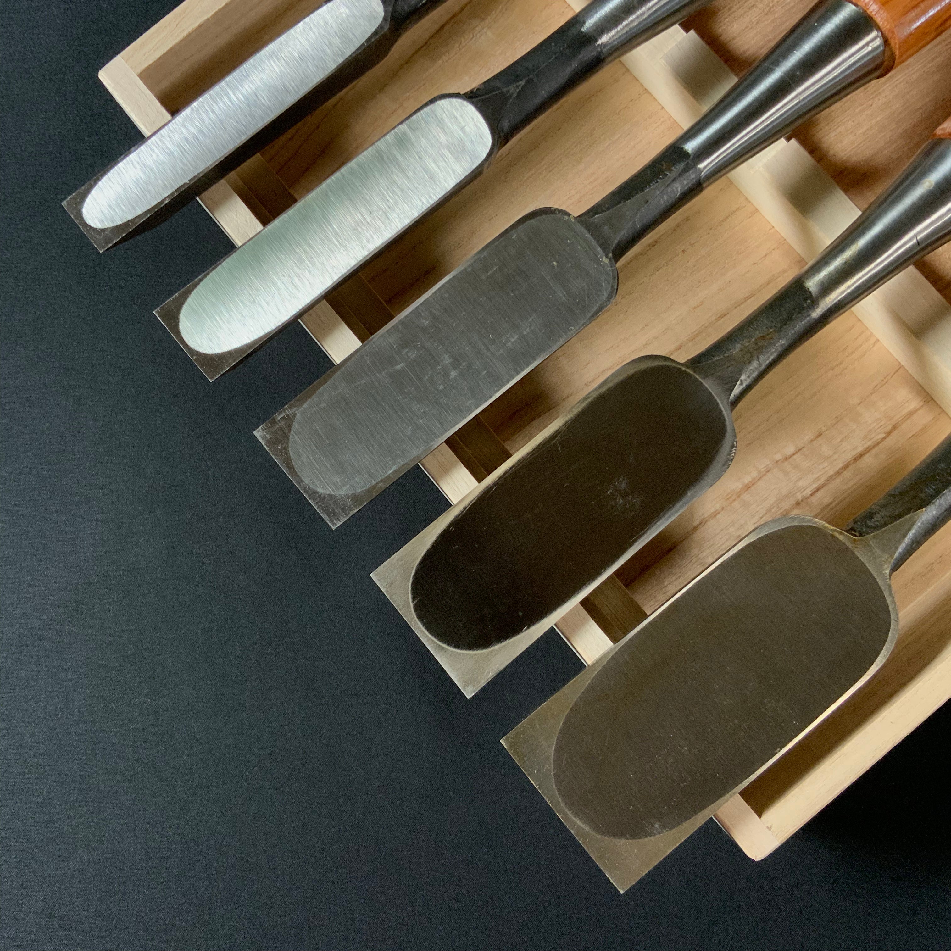 狐 叩組鑿 6本組 赤樫柄 磯野信夫作 Old stock Kitsune Timber chisels 6pc set with white steel by Isono Nobuo