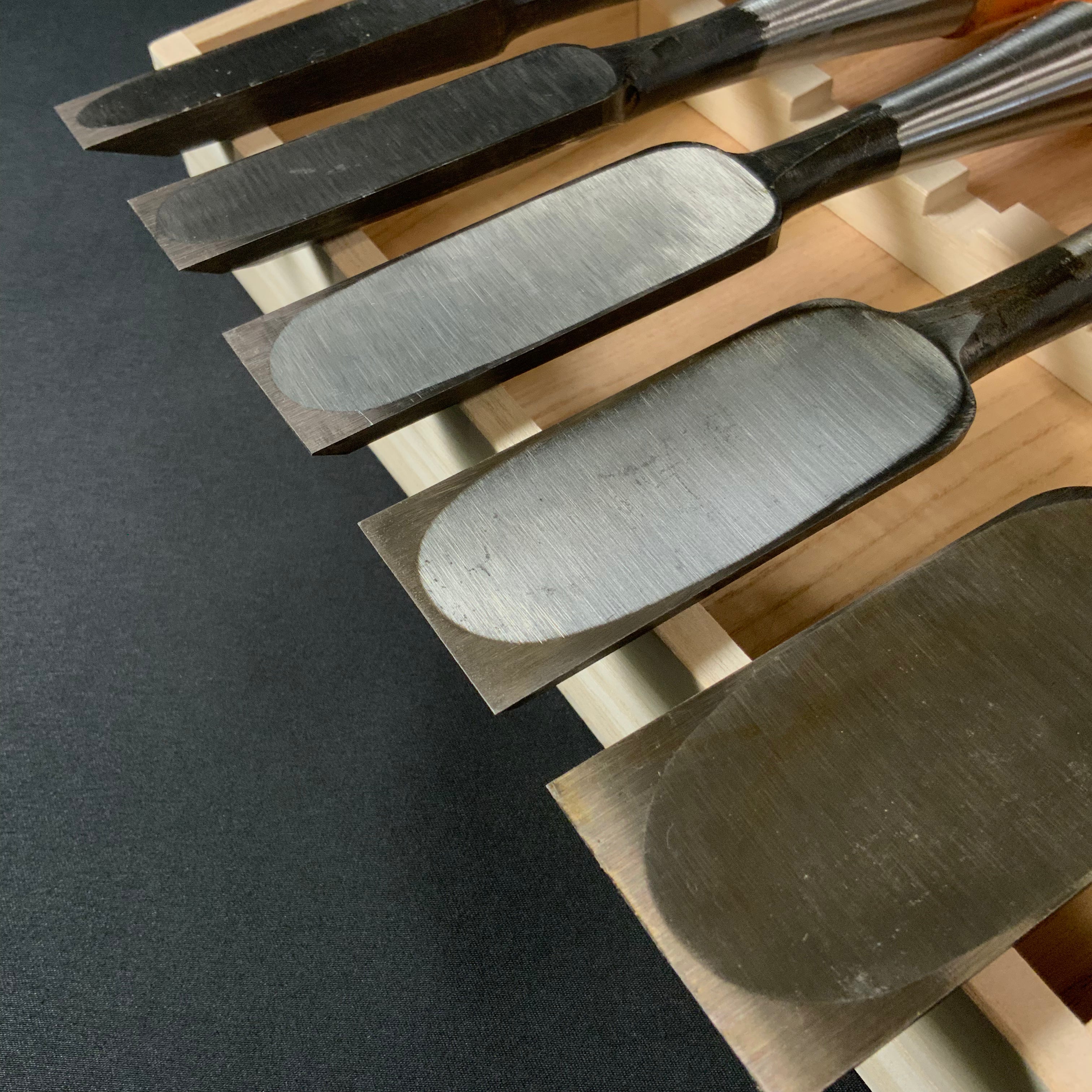 狐 叩組鑿 6本組 赤樫柄 磯野信夫作 Old stock Kitsune Timber chisels 6pc set with white steel by Isono Nobuo