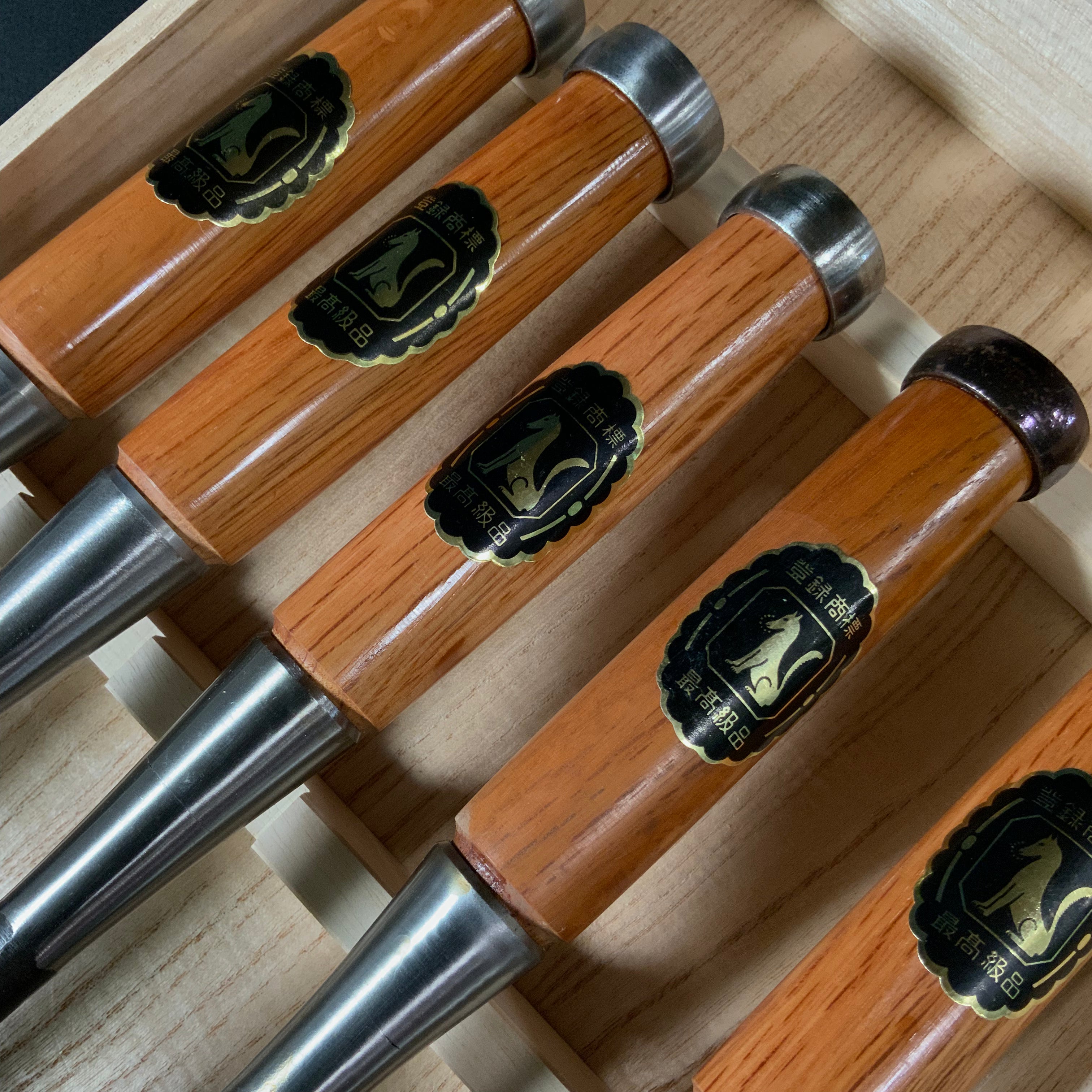 狐 叩組鑿 6本組 赤樫柄 磯野信夫作 Old stock Kitsune Timber chisels 6pc set with white steel by Isono Nobuo