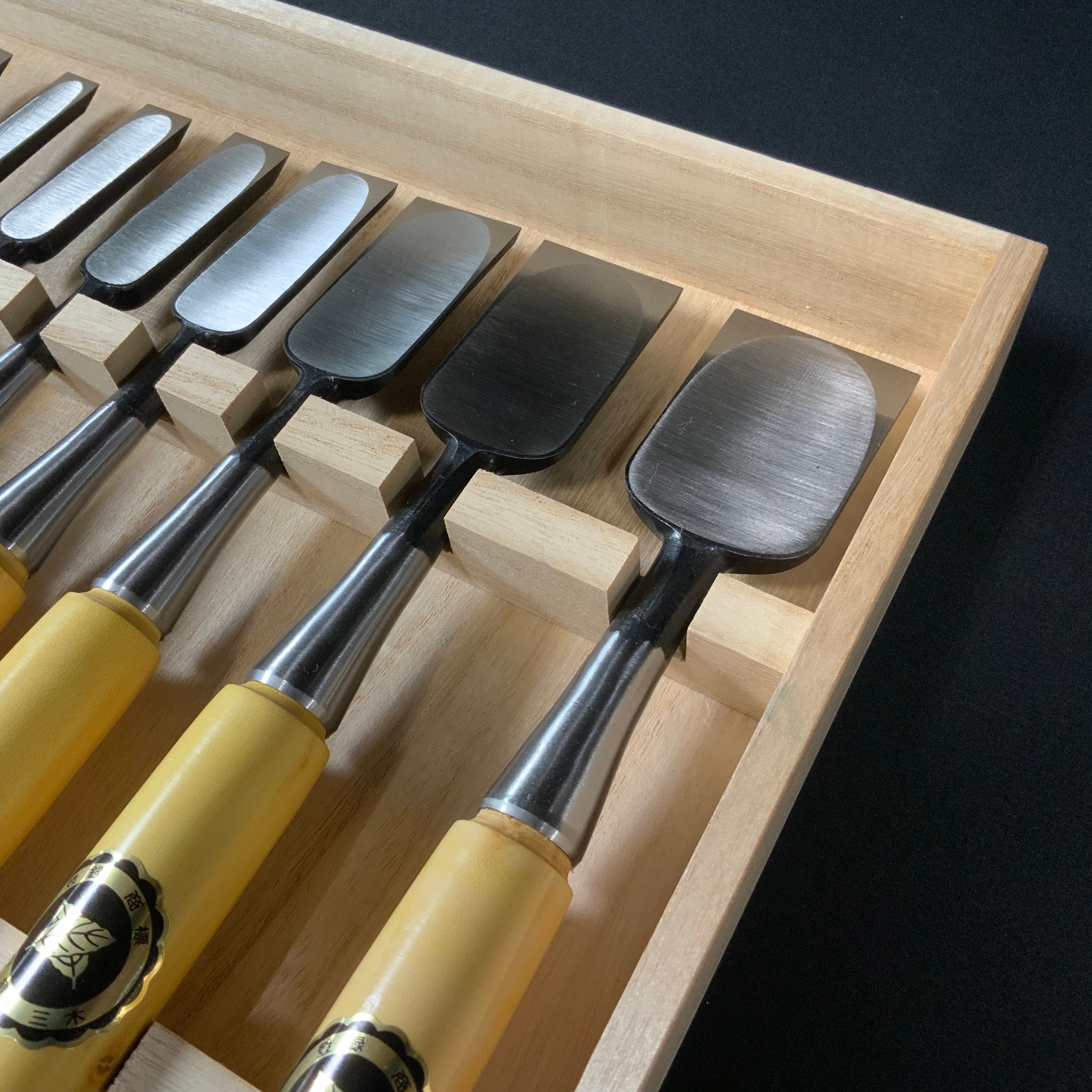 #5 Ouchi Bench chisels set Gumi Handle by Ouchi 4th generation 宗家大内 追入組鑿 グミ柄 桐箱付 四代目大内俊明作