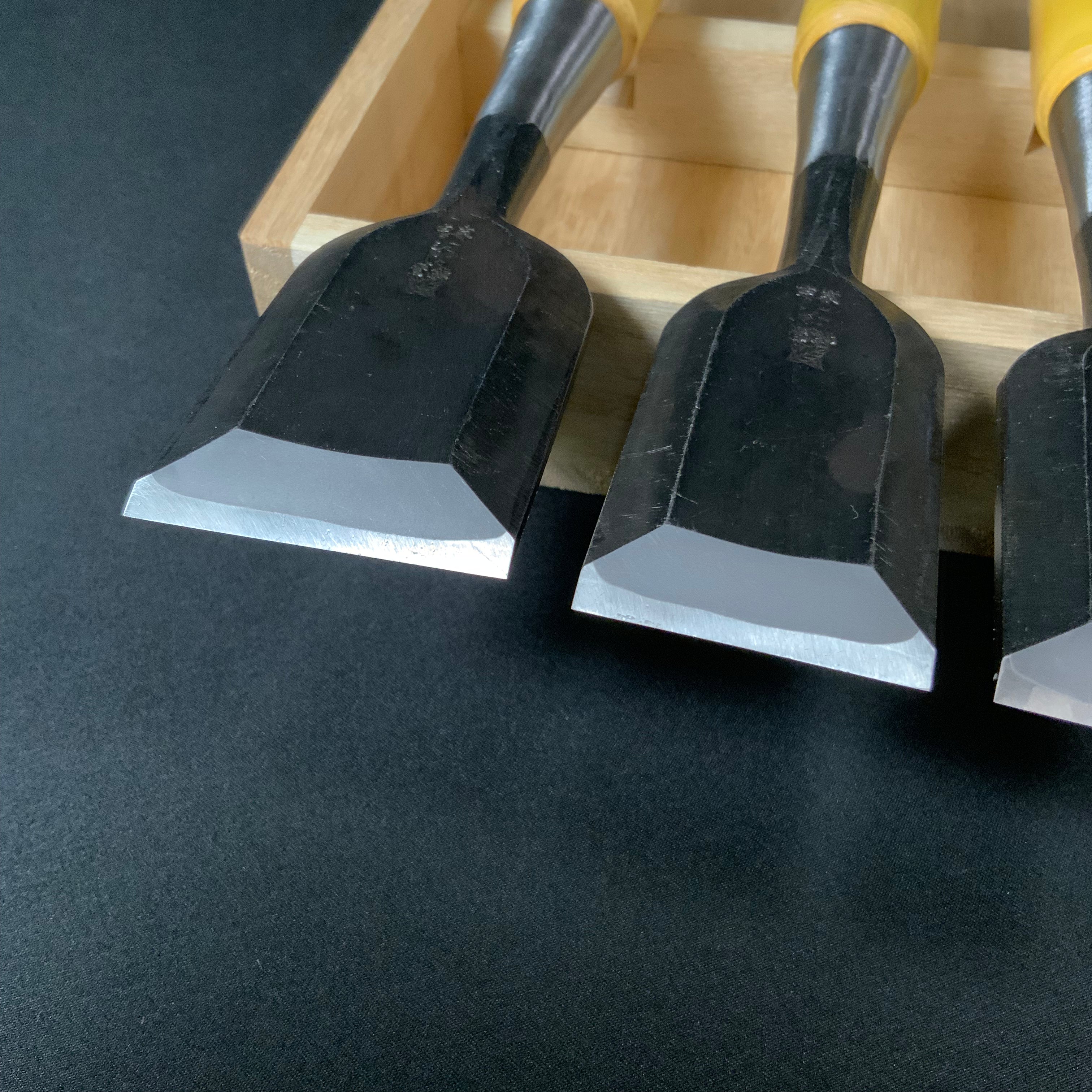 #5 Ouchi Bench chisels set Gumi Handle by Ouchi 4th generation 宗家大内 追入組鑿 グミ柄 桐箱付 四代目大内俊明作