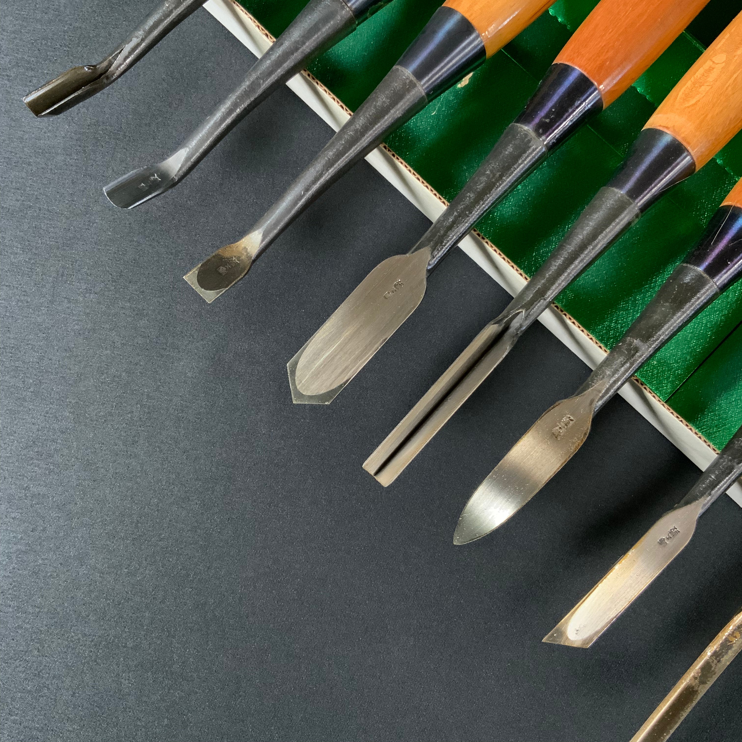 掘出し物 陣太鼓 本職用 木彫鑿 12本組 Old stock Jindaiko Wood Carving Chisels Set of 12pc㍶