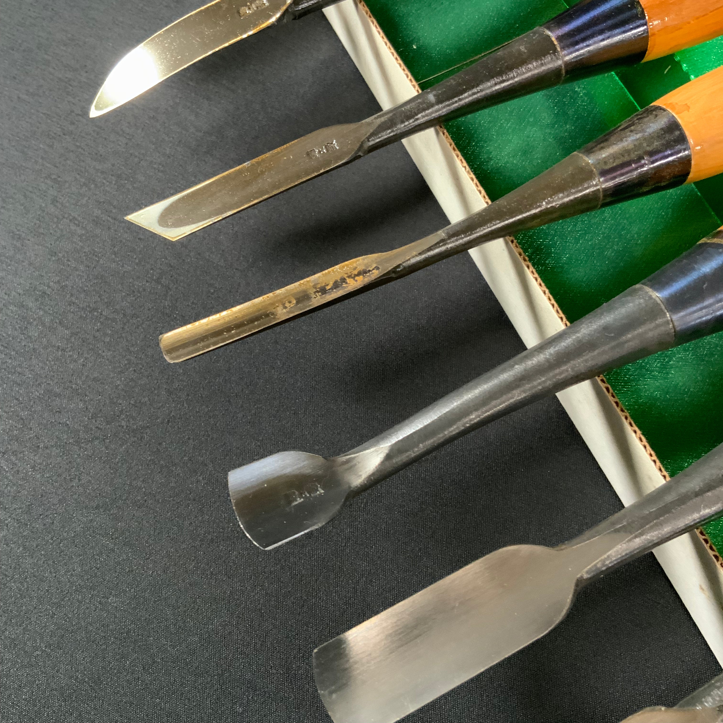 掘出し物 陣太鼓 本職用 木彫鑿 12本組 Old stock Jindaiko Wood Carving Chisels Set of 12pc㍶