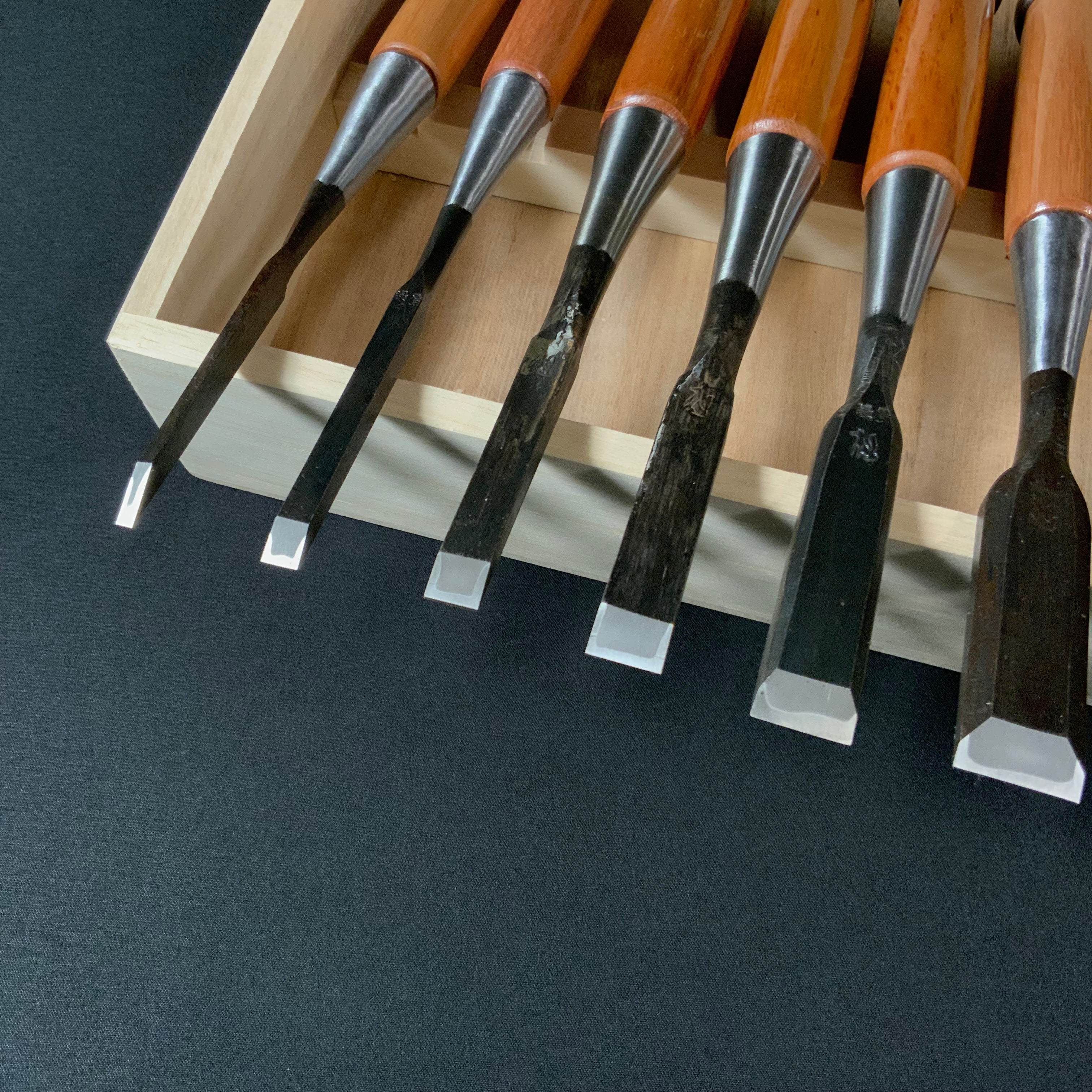 掘出し物 狐 追入組鑿 赤樫柄 磯野信夫作 Old stock Kitsune Bench chisels set by Isono Nobuo (Oirenomi)