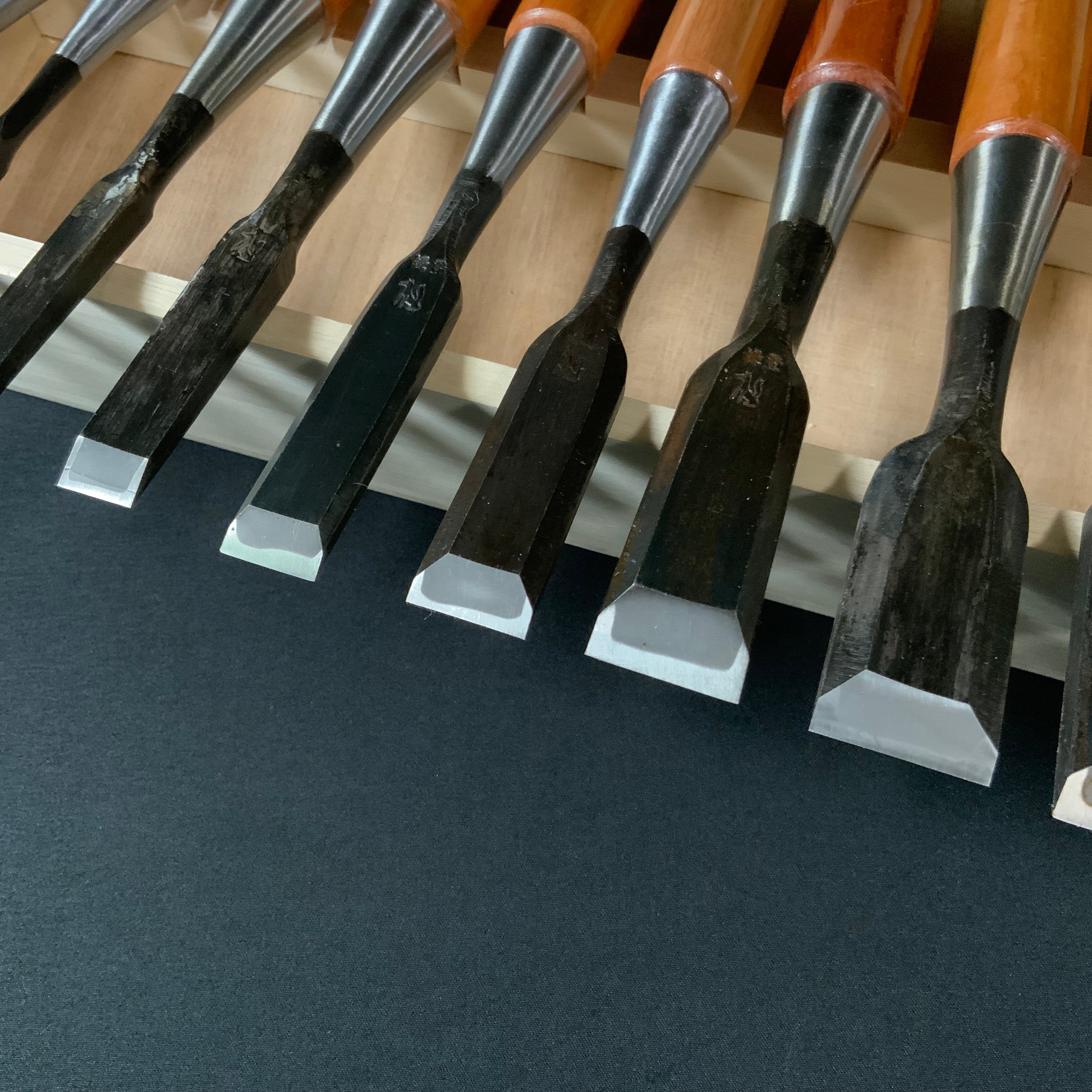 掘出し物 狐 追入組鑿 赤樫柄 磯野信夫作 Old stock Kitsune Bench chisels set by Isono Nobuo (Oirenomi)