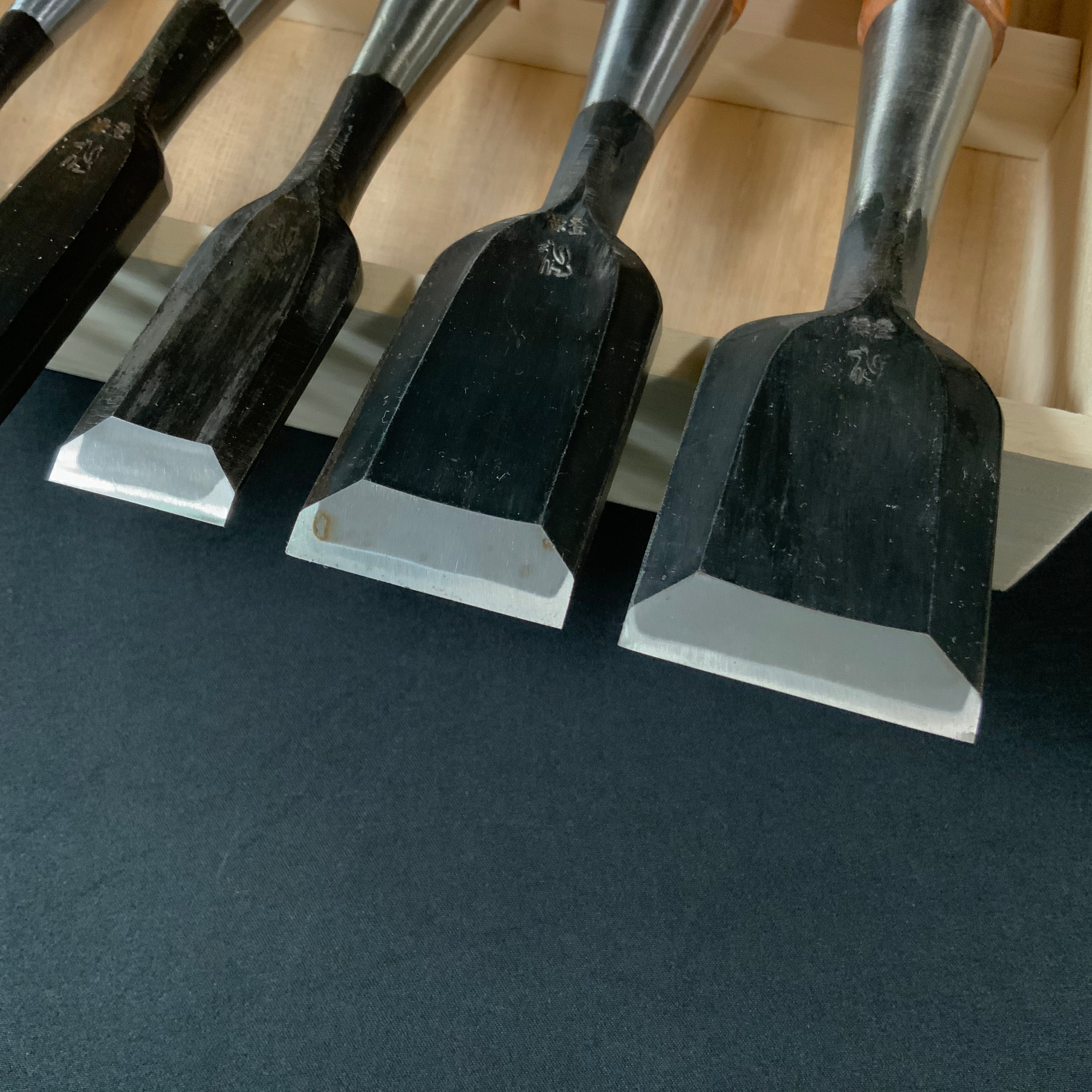 掘出し物 狐 追入組鑿 赤樫柄 磯野信夫作 Old stock Kitsune Bench chisels set by Isono Nobuo (Oirenomi)