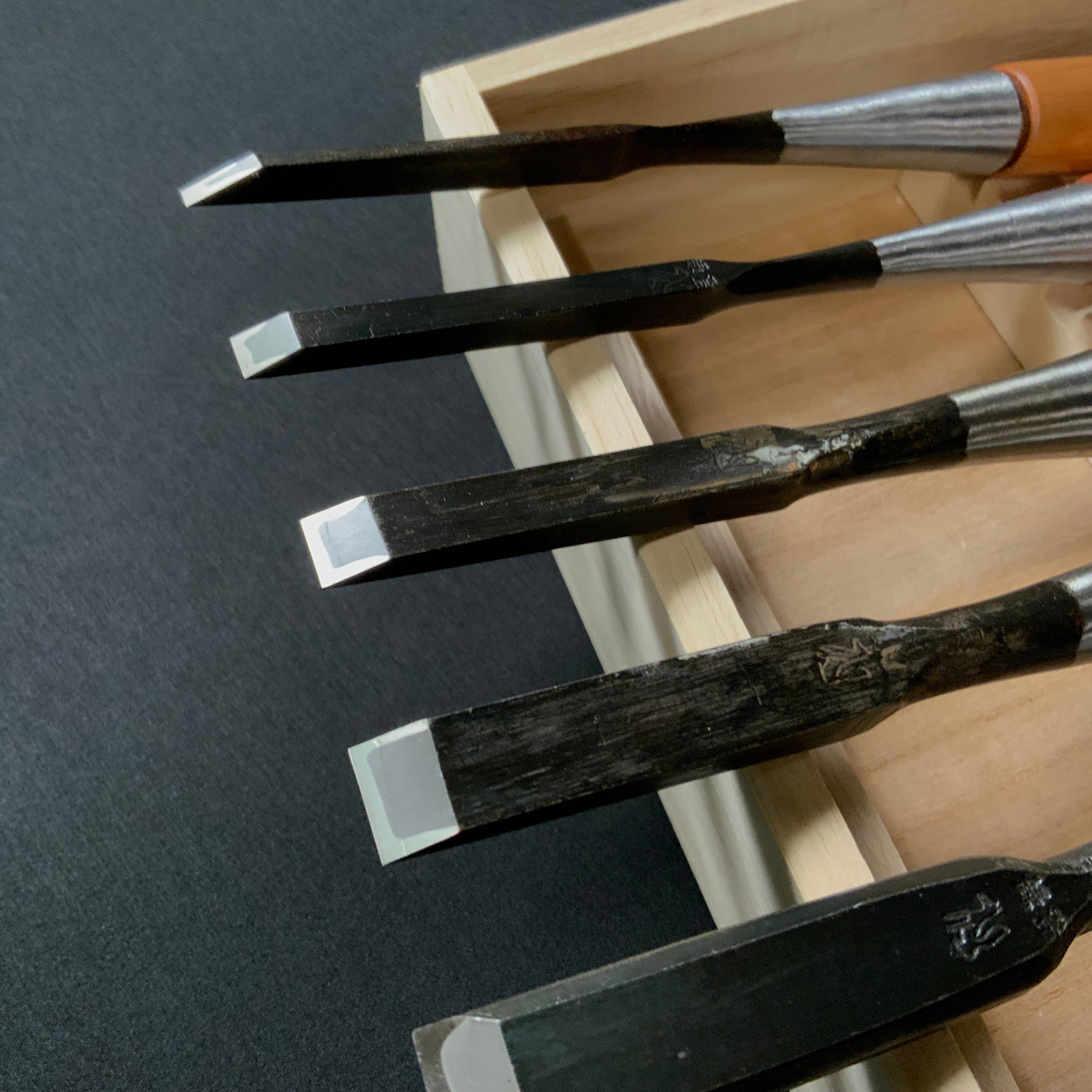 掘出し物 狐 追入組鑿 赤樫柄 磯野信夫作 Old stock Kitsune Bench chisels set by Isono Nobuo (Oirenomi)