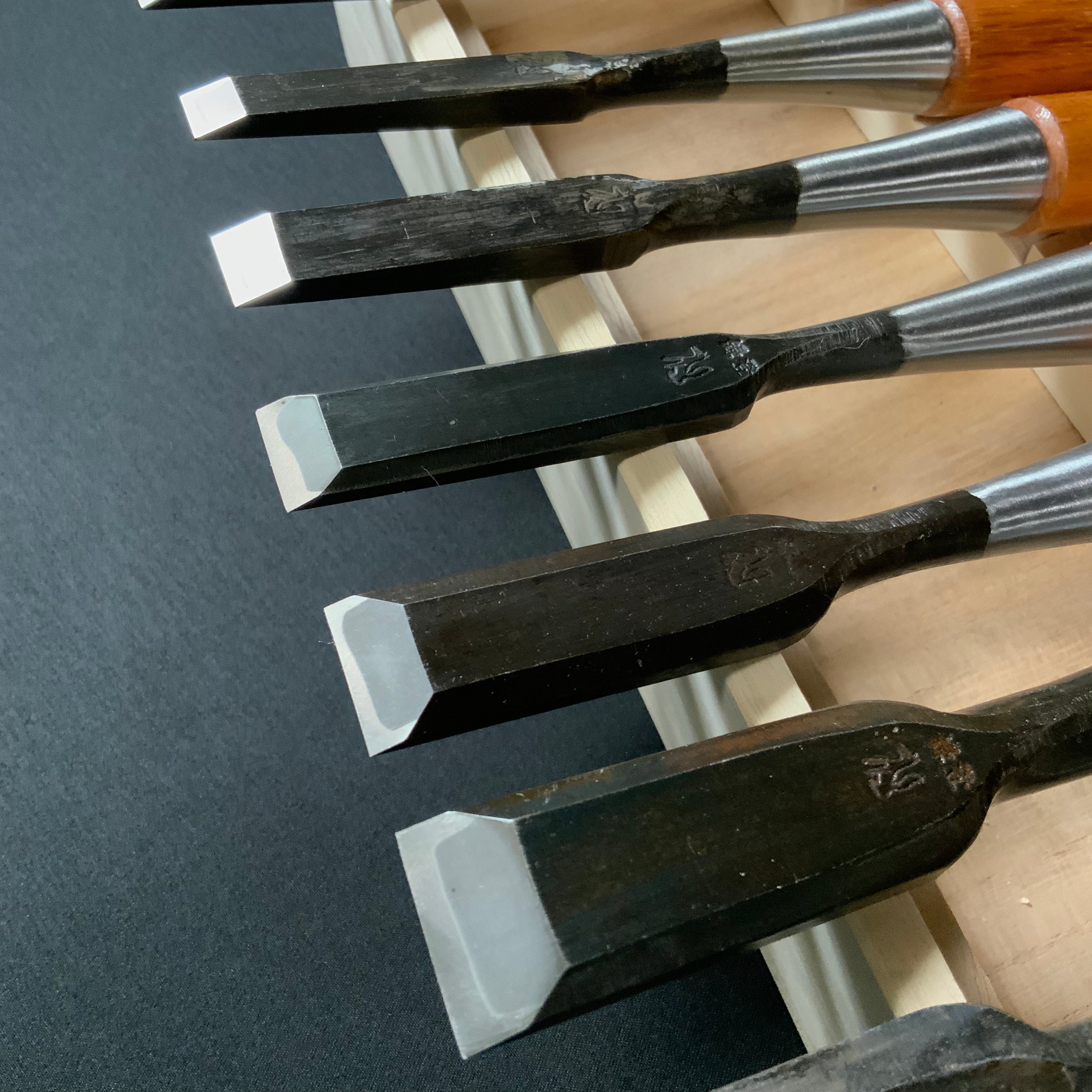 掘出し物 狐 追入組鑿 赤樫柄 磯野信夫作 Old stock Kitsune Bench chisels set by Isono Nobuo (Oirenomi)