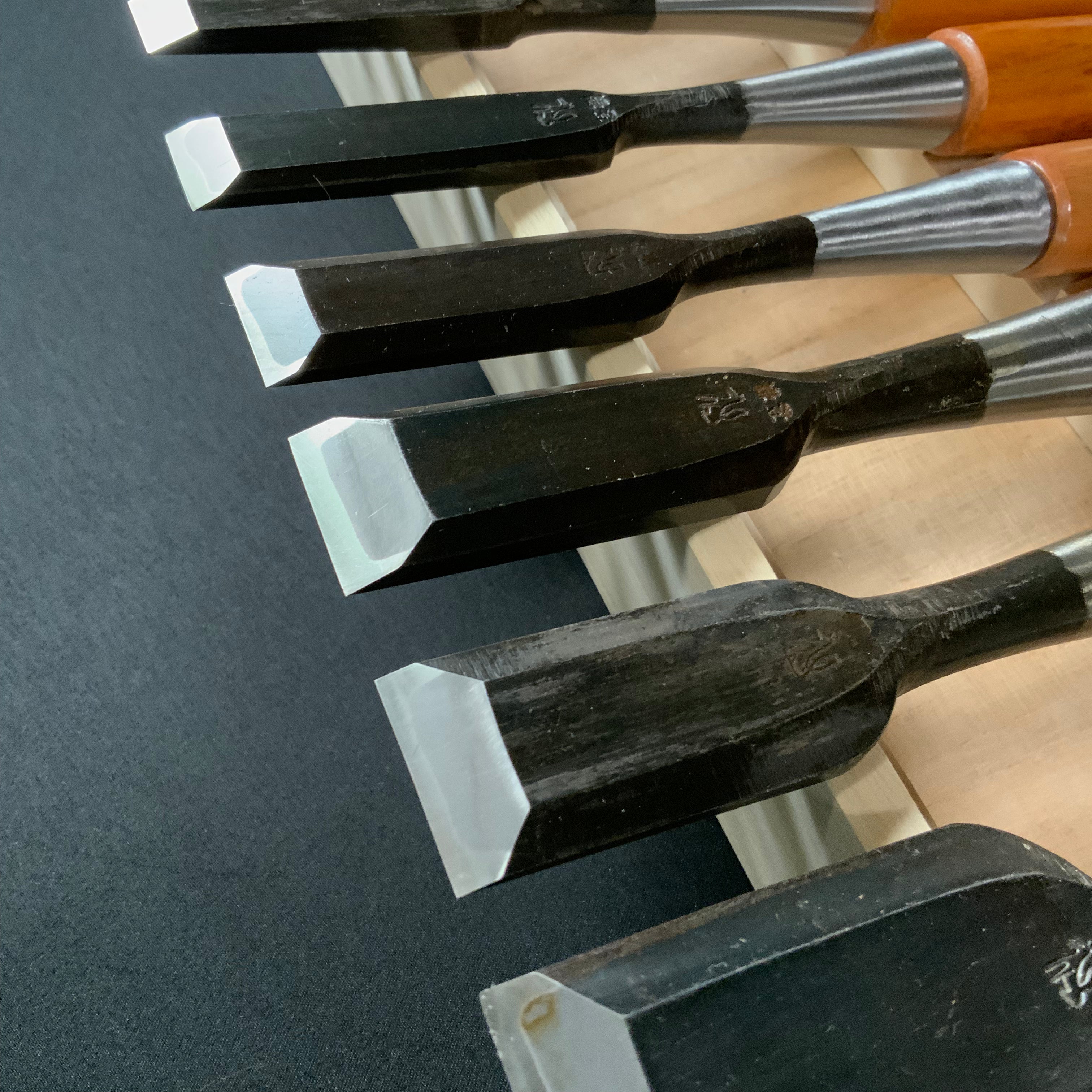 掘出し物 狐 追入組鑿 赤樫柄 磯野信夫作 Old stock Kitsune Bench chisels set by Isono Nobuo (Oirenomi)