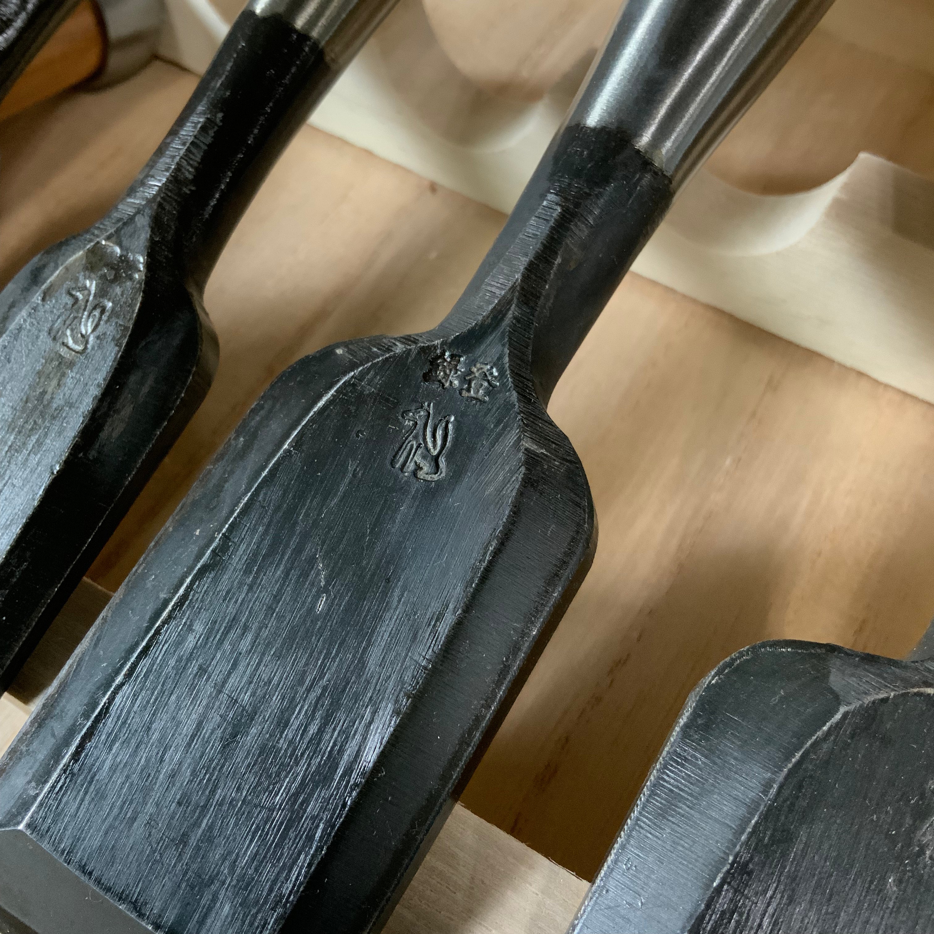 掘出し物 狐 追入組鑿 赤樫柄 磯野信夫作 Old stock Kitsune Bench chisels set by Isono Nobuo (Oirenomi)