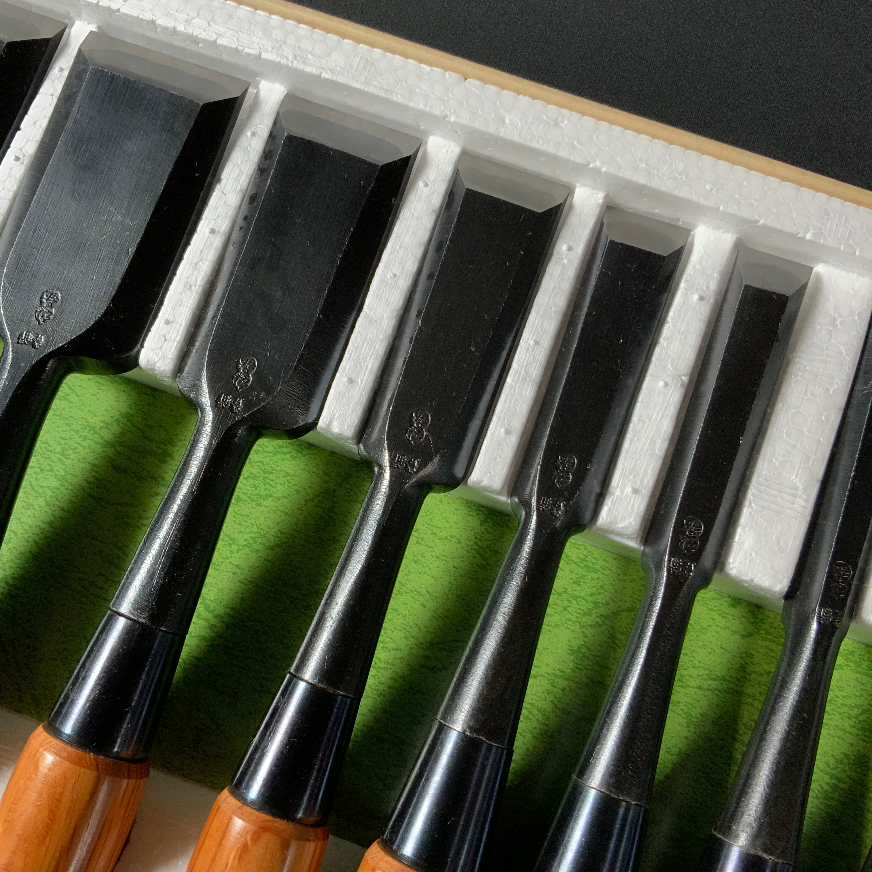 かず弘 追入10本組鑿 Kazuhiro Bench chisels set by Endou Kazuo (Oiirenomi)