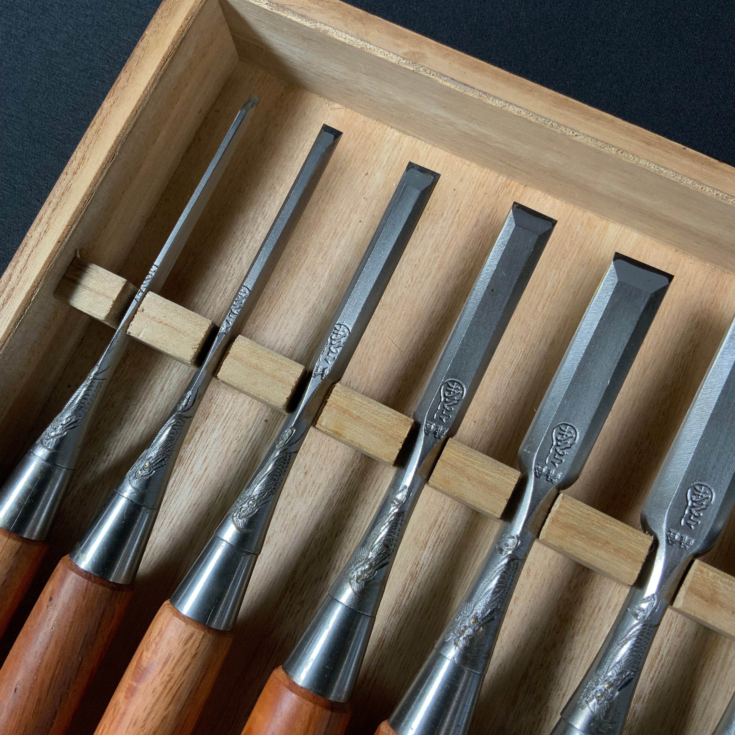 掘出し物 三代目よし栄 追入10本組鑿 龍彫入 Vintage Yoshiei (3rd Generation) Bench chisels set with Dragon engraving Oirenomi