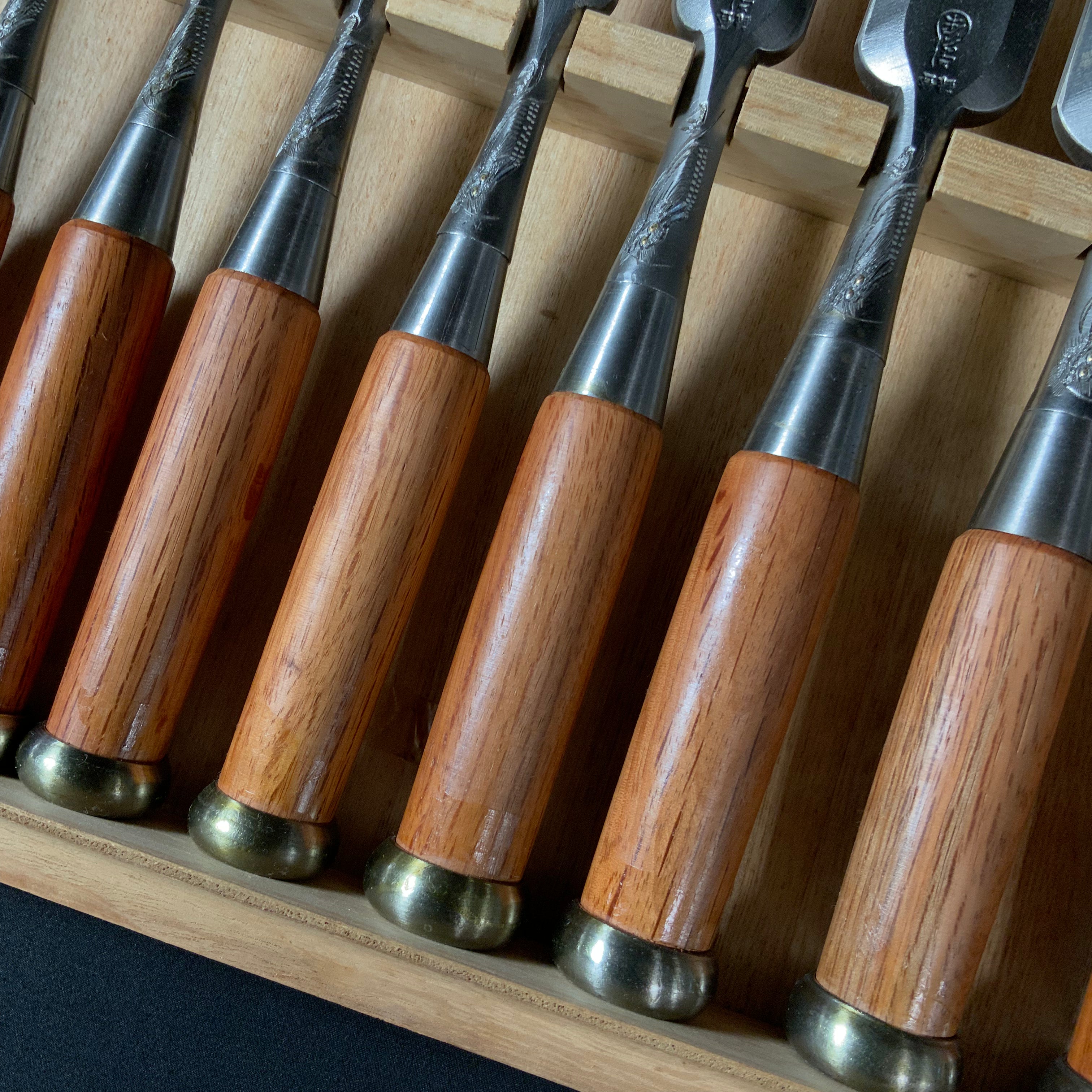 掘出し物 三代目よし栄 追入10本組鑿 龍彫入 Vintage Yoshiei (3rd Generation) Bench chisels set with Dragon engraving Oirenomi