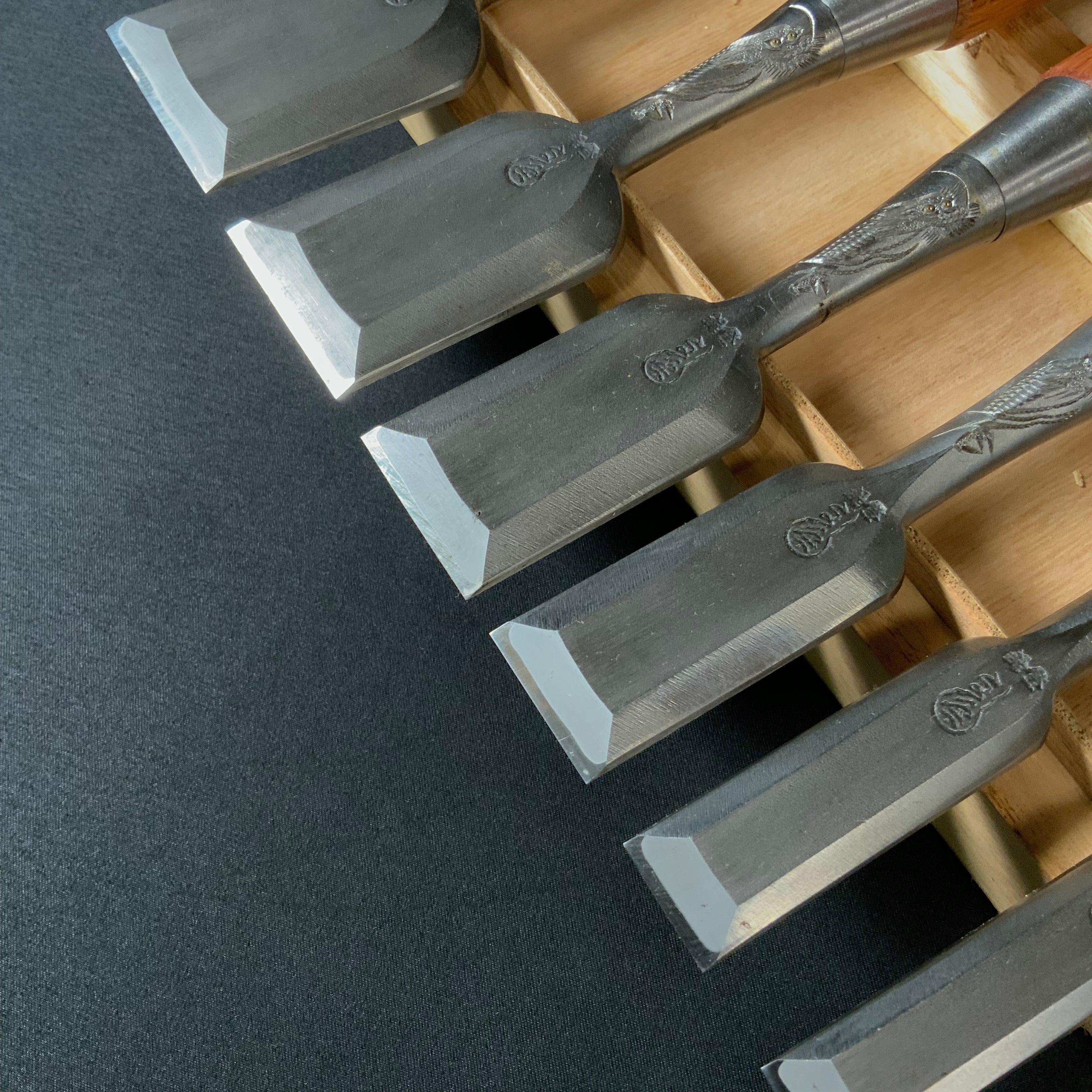 掘出し物 三代目よし栄 追入10本組鑿 龍彫入 Vintage Yoshiei (3rd Generation) Bench chisels set with Dragon engraving Oirenomi
