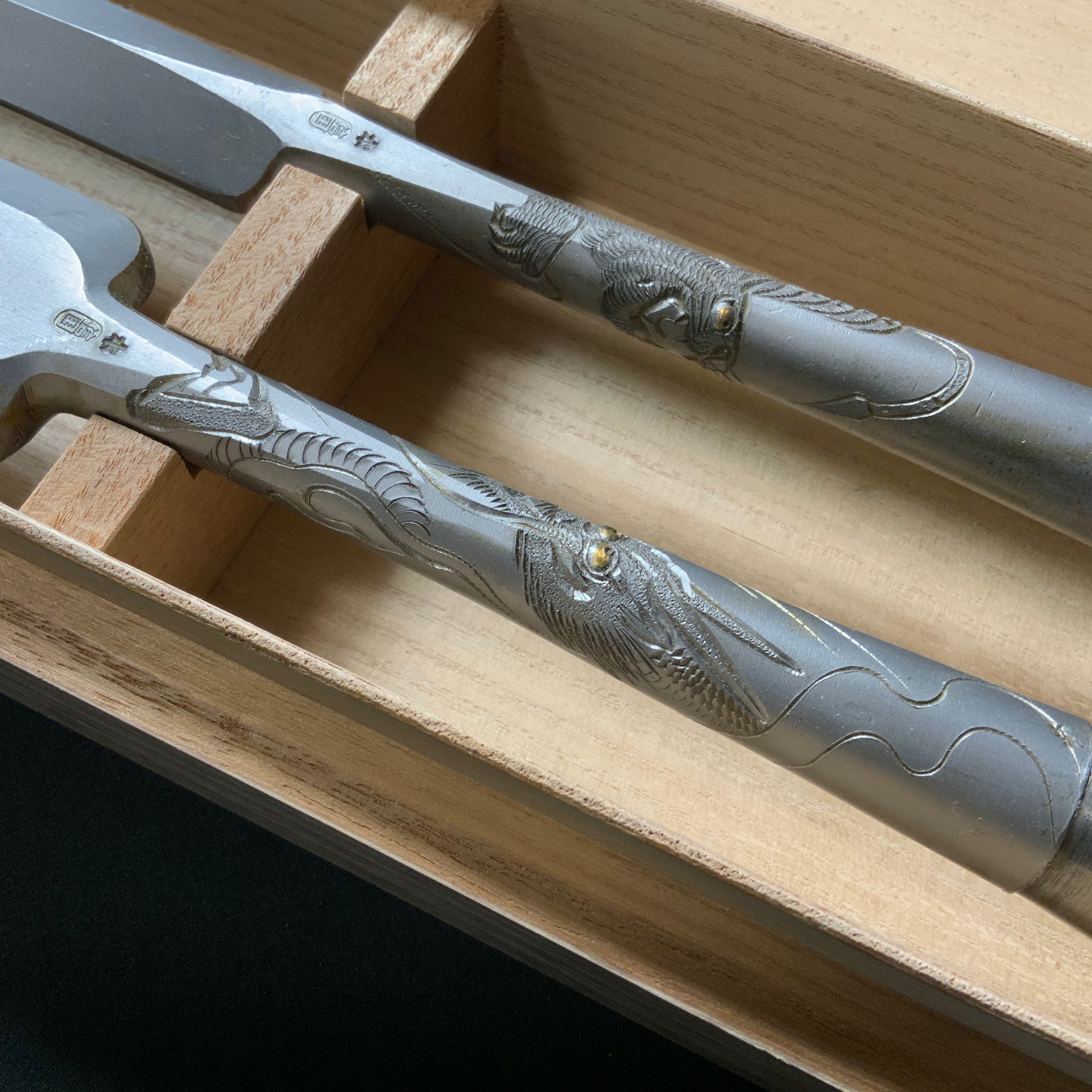 Old stock Hon-Nobukuni Slick Chisels set with Dragon and Tiger Carving 掘出し物 本信國 龍虎彫 本突き組鑿 48,24mm Ootsuki-nomi, Hontsuki-Nomi