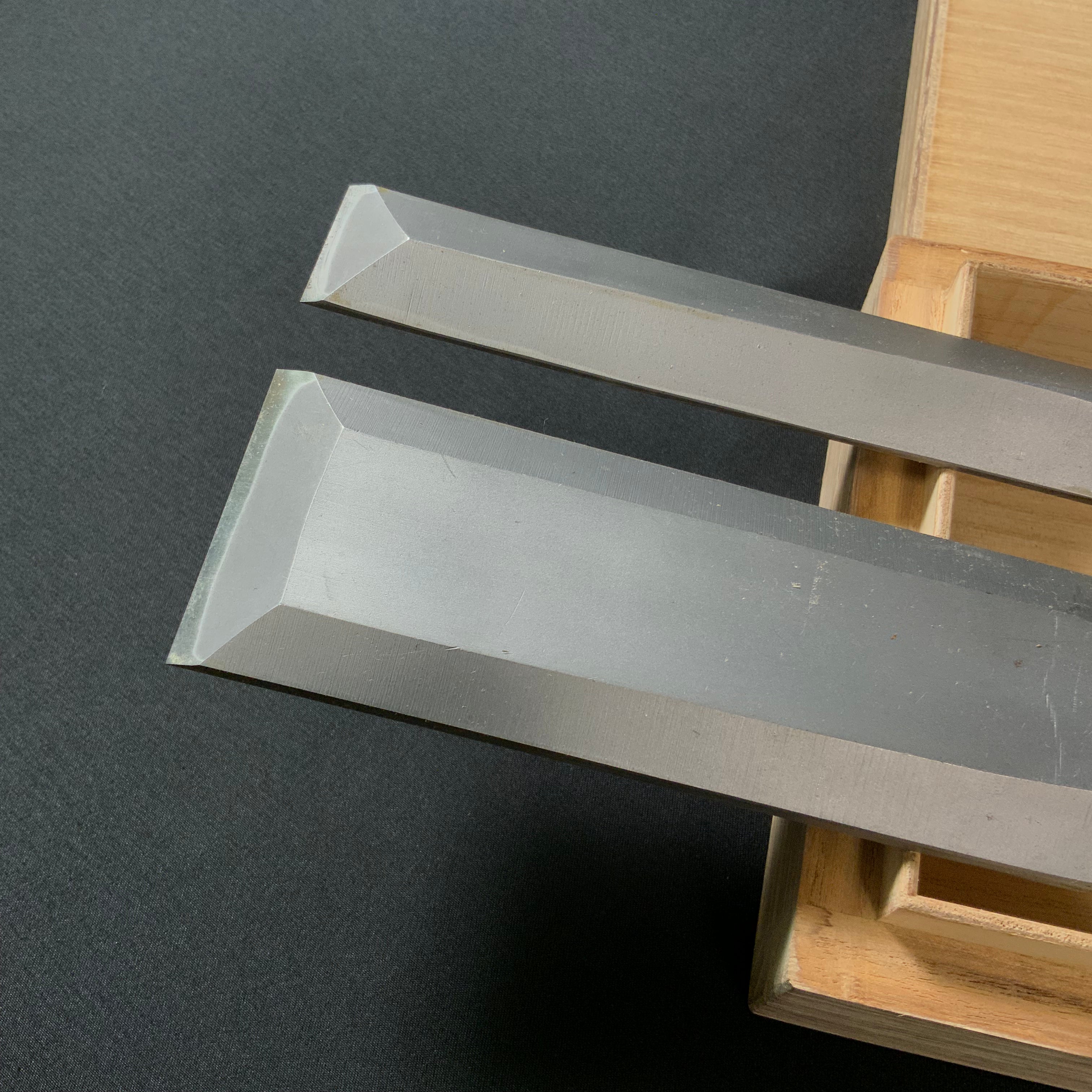 Old stock Hon-Nobukuni Slick Chisels set with Dragon and Tiger Carving 掘出し物 本信國 龍虎彫 本突き組鑿 48,24mm Ootsuki-nomi, Hontsuki-Nomi