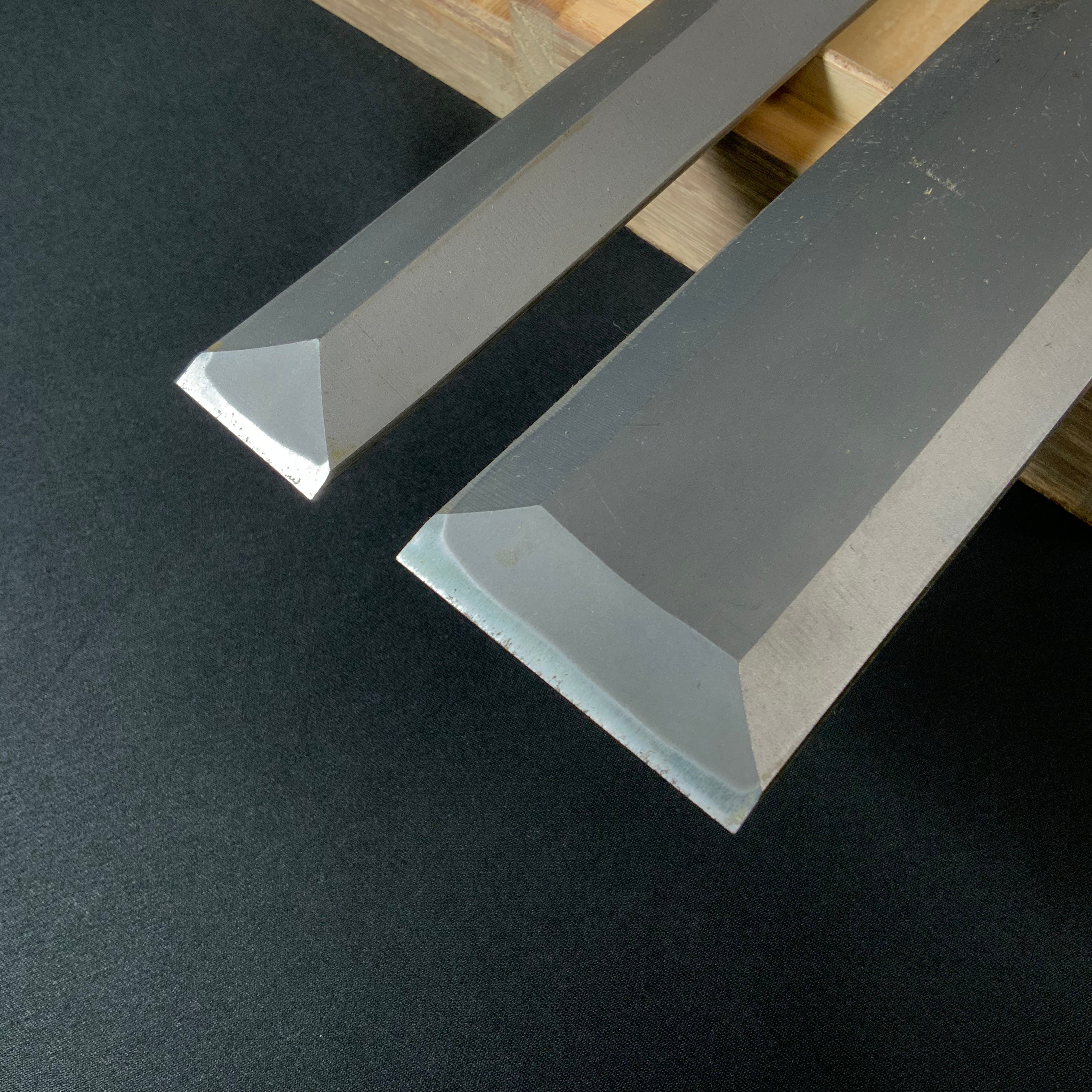 Old stock Hon-Nobukuni Slick Chisels set with Dragon and Tiger Carving 掘出し物 本信國 龍虎彫 本突き組鑿 48,24mm Ootsuki-nomi, Hontsuki-Nomi