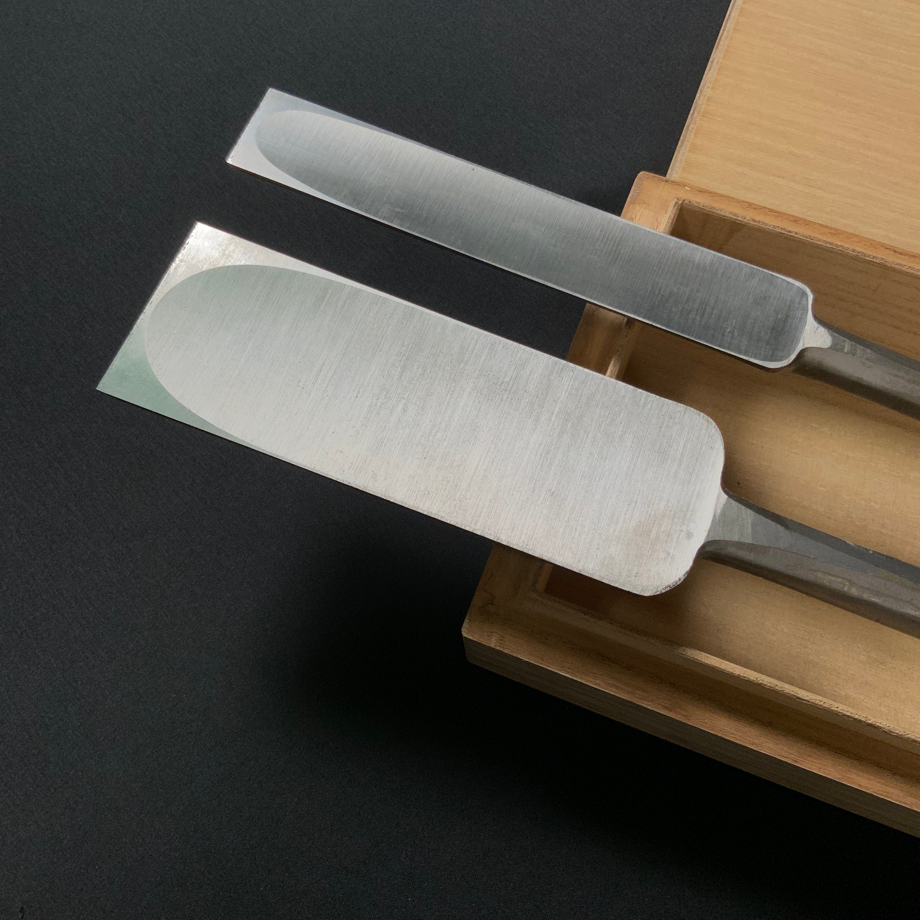 Old stock Hon-Nobukuni Slick Chisels set with Dragon and Tiger Carving 掘出し物 本信國 龍虎彫 本突き組鑿 48,24mm Ootsuki-nomi, Hontsuki-Nomi