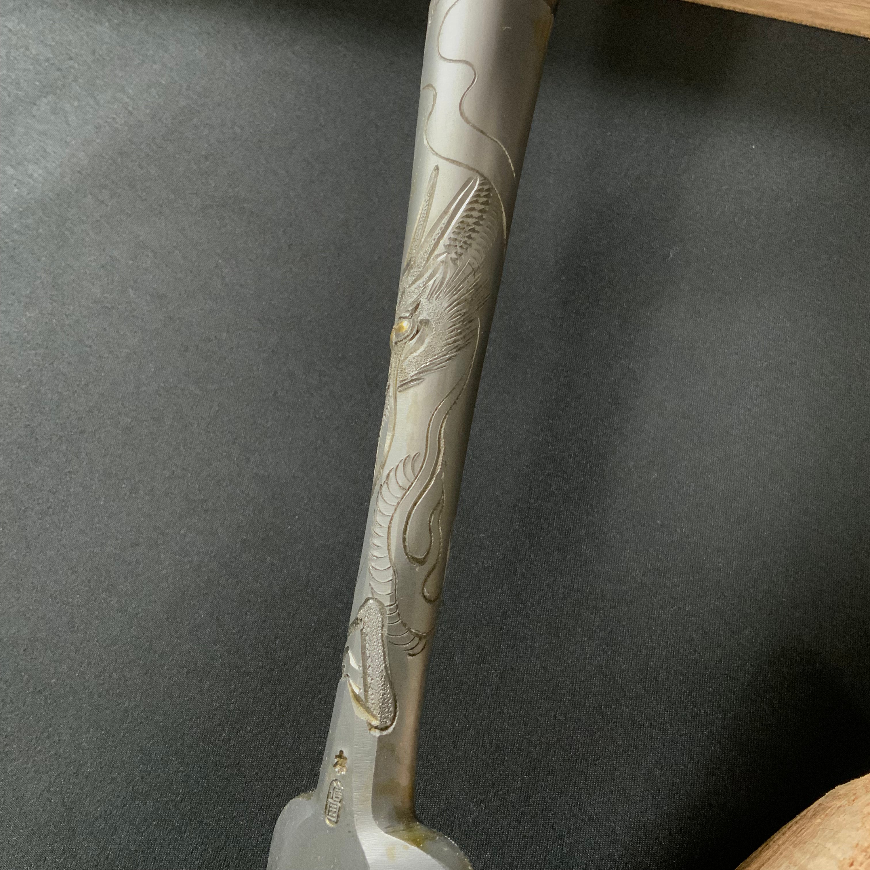 Old stock Hon-Nobukuni Slick Chisels set with Dragon and Tiger Carving 掘出し物 本信國 龍虎彫 本突き組鑿 48,24mm Ootsuki-nomi, Hontsuki-Nomi