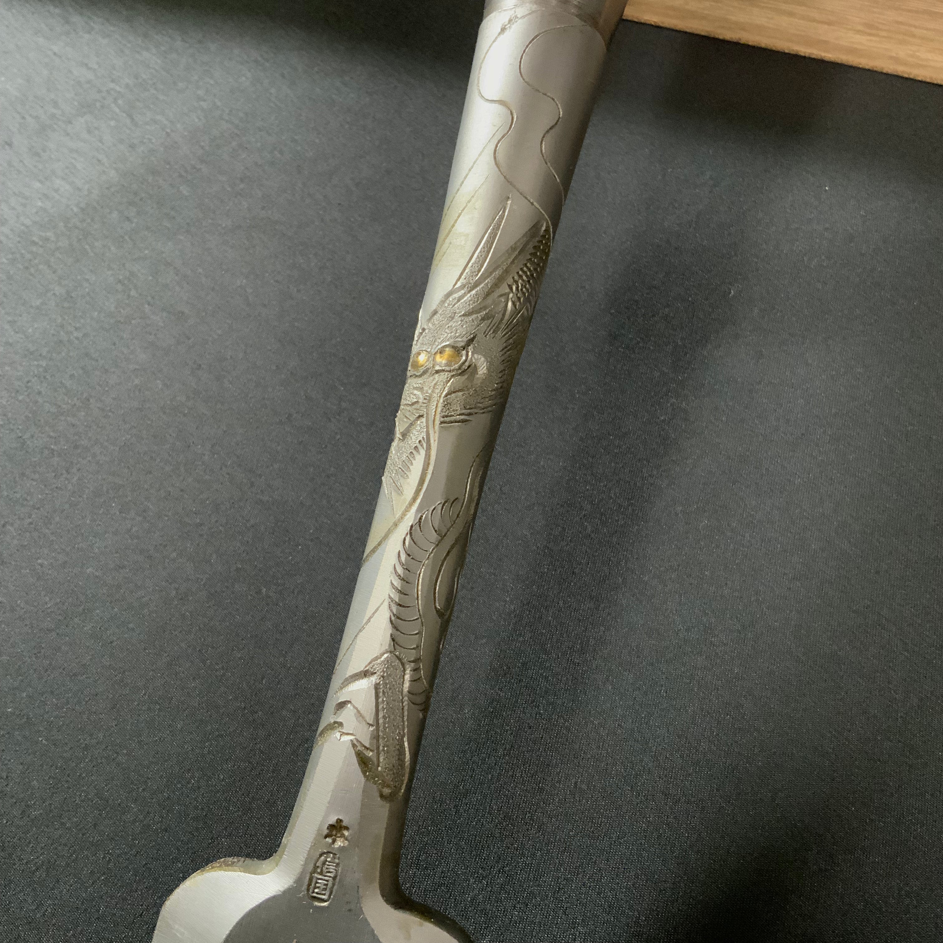 Old stock Hon-Nobukuni Slick Chisels set with Dragon and Tiger Carving 掘出し物 本信國 龍虎彫 本突き組鑿 48,24mm Ootsuki-nomi, Hontsuki-Nomi