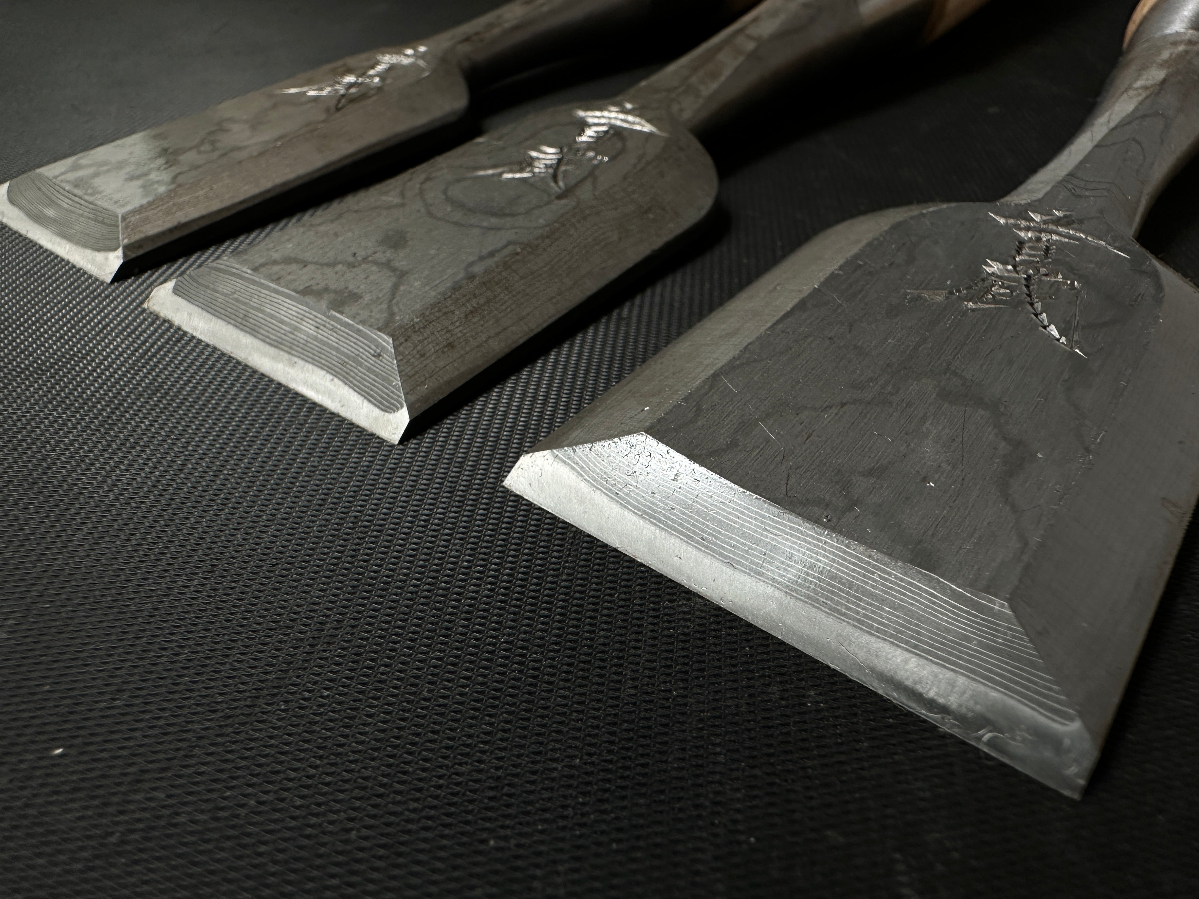 Ioroi Mokume Bench chisels set (Oirenomi) 五百蔵作 木目追入組鑿 白樫柄