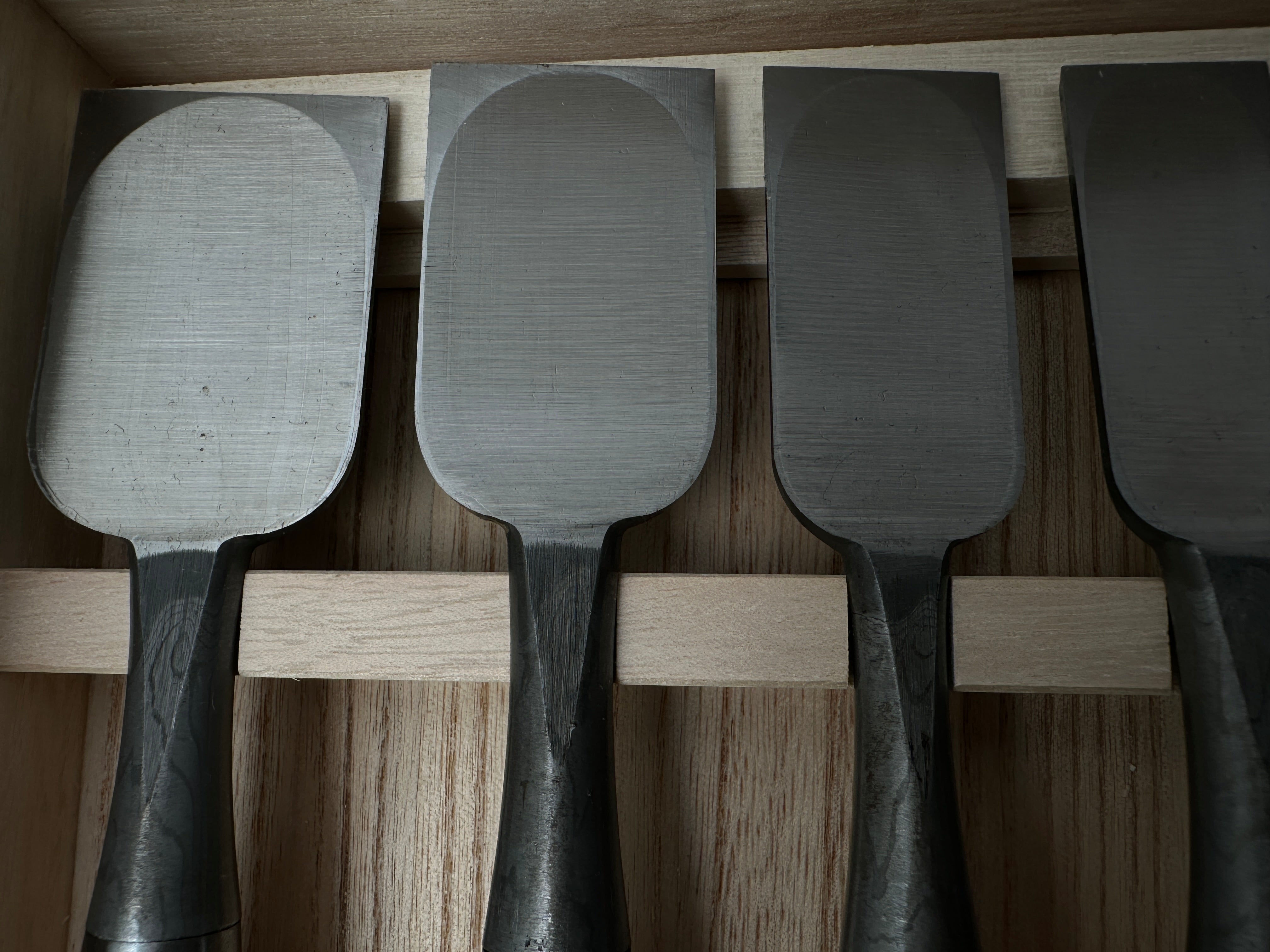 Ioroi Mokume Bench chisels set (Oirenomi) 五百蔵作 木目追入組鑿 白樫柄