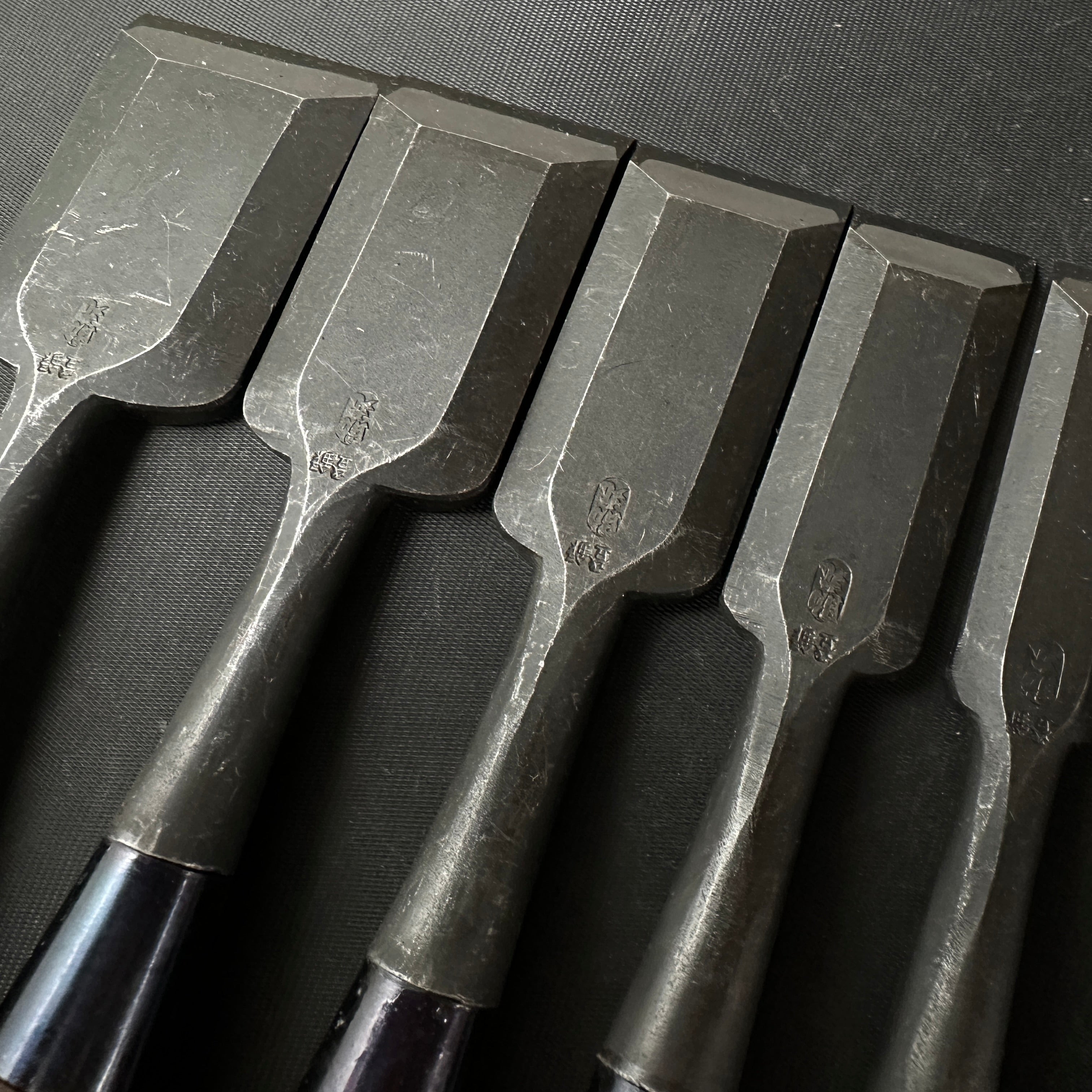 Sukemaru Bench chisels set #2 by Usui Yoshio with Cassia siamea handle 四代助丸 碓氷淑郎 追入組鑿 タガヤサン柄 Oirenomi