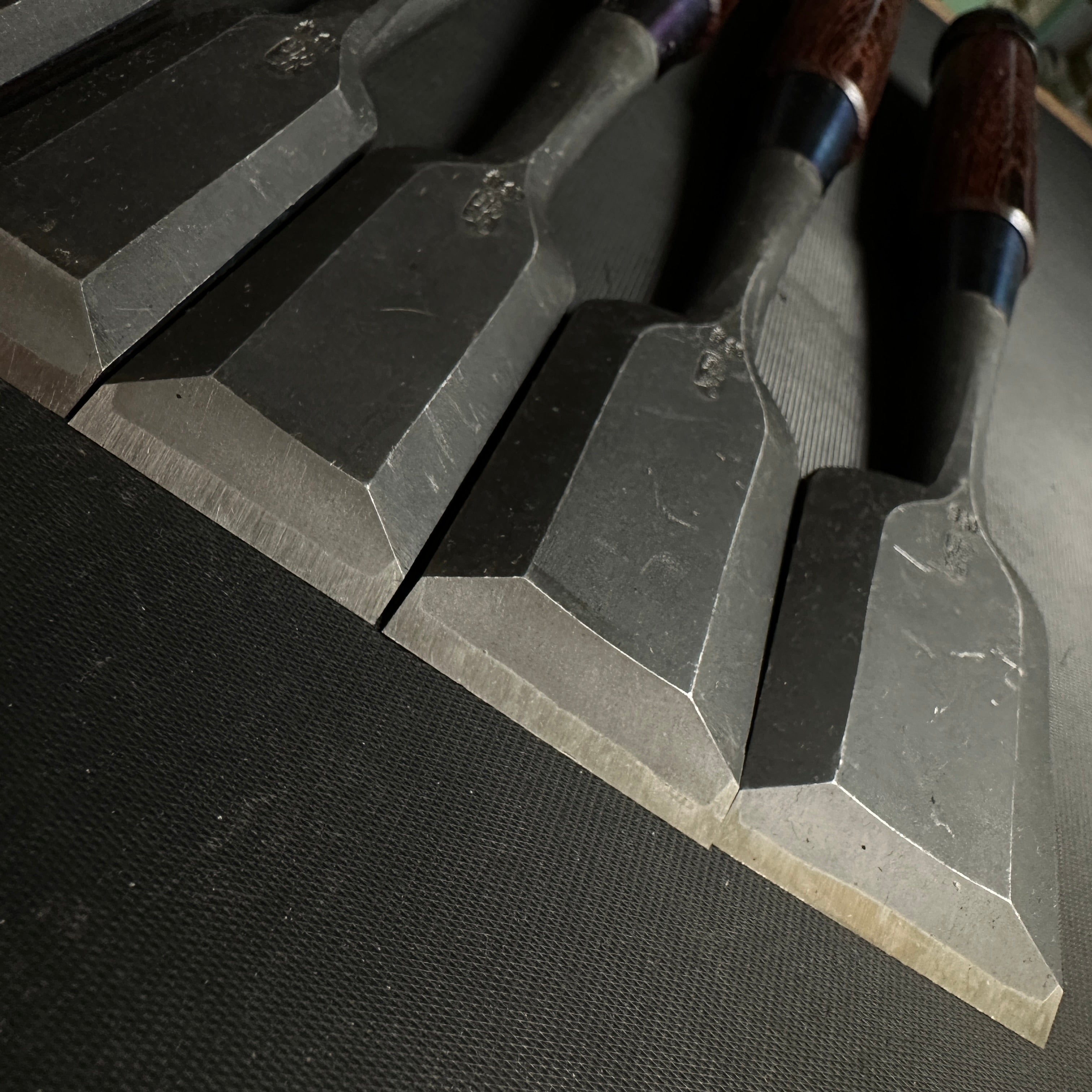 Sukemaru Bench chisels set #2 by Usui Yoshio with Cassia siamea handle 四代助丸 碓氷淑郎 追入組鑿 タガヤサン柄 Oirenomi