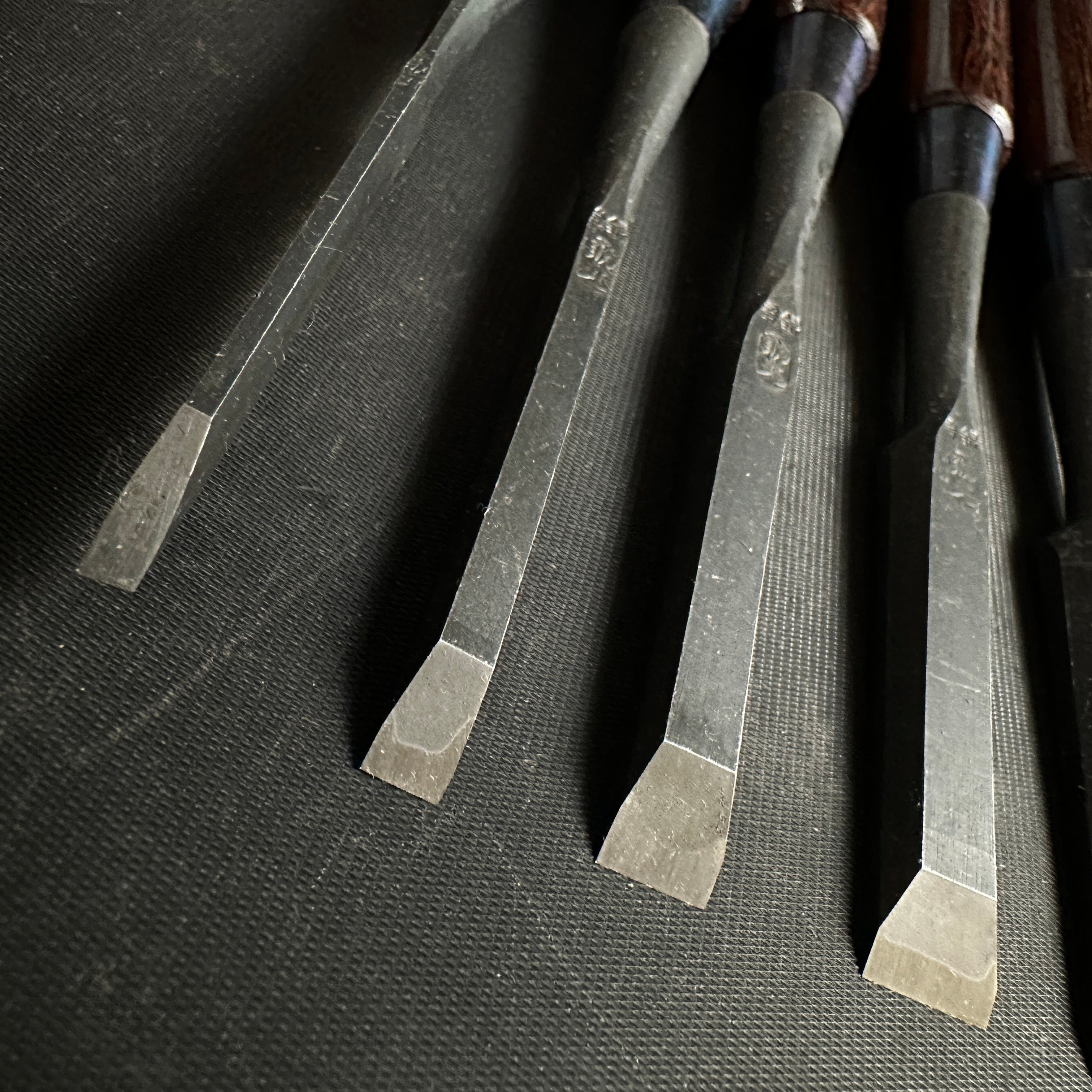 Sukemaru Bench chisels set #2 by Usui Yoshio with Cassia siamea handle 四代助丸 碓氷淑郎 追入組鑿 タガヤサン柄 Oirenomi