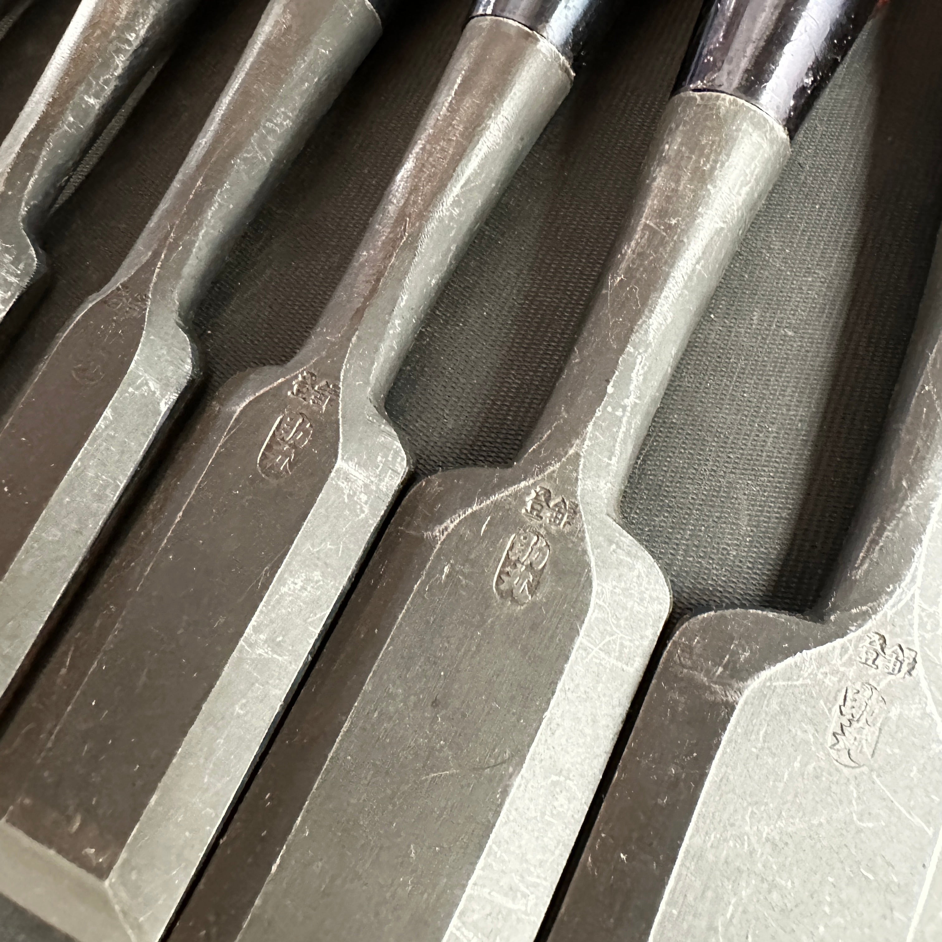 Sukemaru Bench chisels set #2 by Usui Yoshio with Cassia siamea handle 四代助丸 碓氷淑郎 追入組鑿 タガヤサン柄 Oirenomi