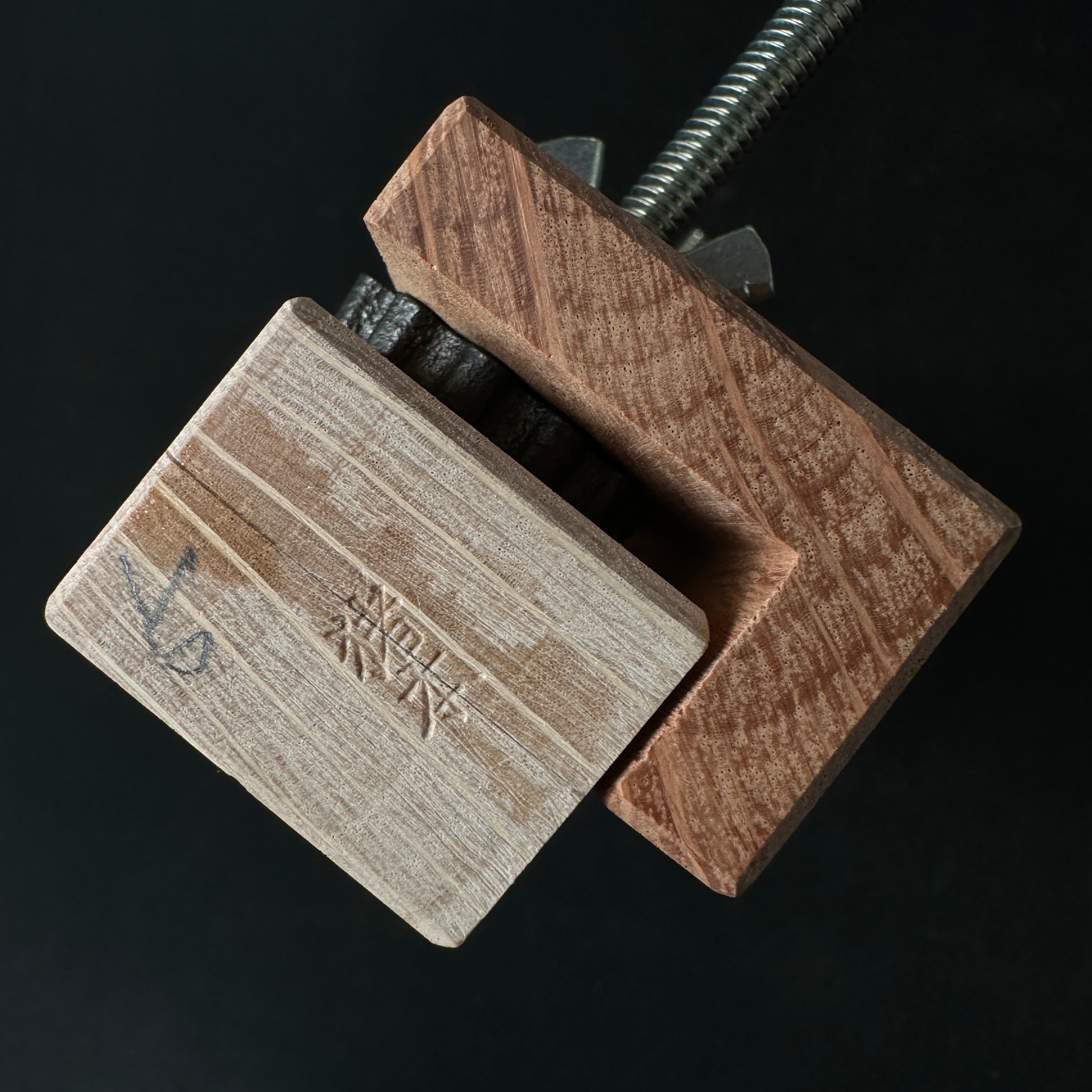 Ha Kanna Kumiko Kanna with white steel by Muneaki 葉鉋 組子用 ゴマガラ鉋 15° 猪本台 宗秋刃