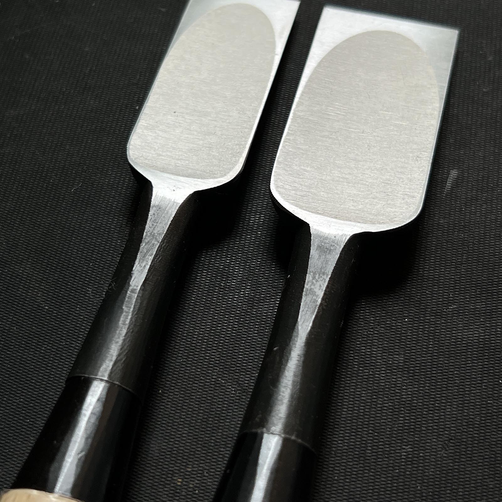 Tasai Bench chisels (Oirenomi) with blue steel 田斎作 黒仕上 追入鑿