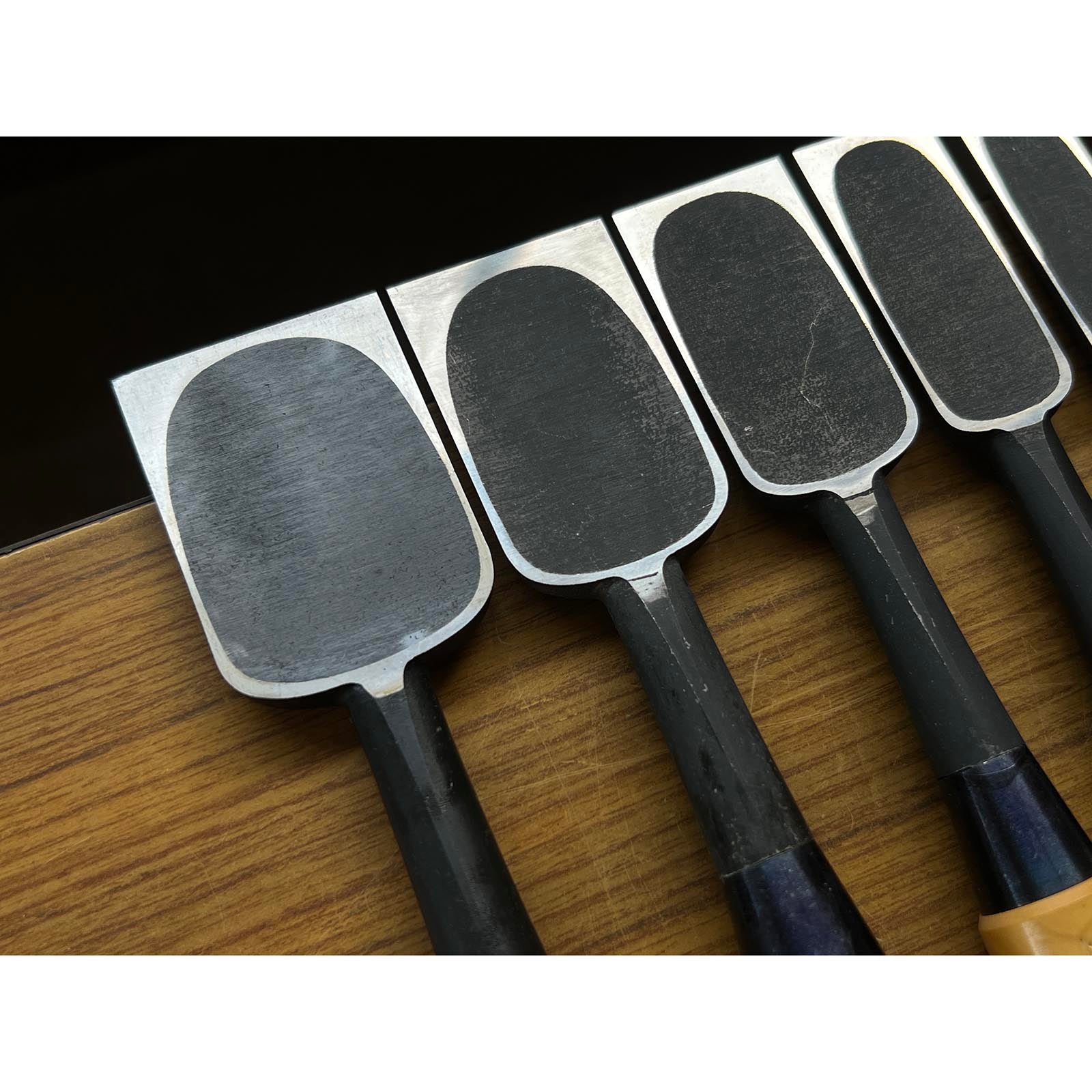 Old Stock Hidari Ichihiro Bench chisels set by Ichihiro 3rd Generations 掘出し物  左市弘10本組 追入組鑿 黄楊柄 Oirenomi