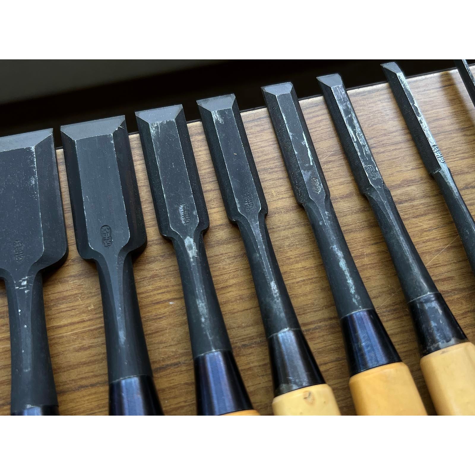 Old Stock Hidari Ichihiro Bench chisels set by Ichihiro 3rd Generations 掘出し物  左市弘10本組 追入組鑿 黄楊柄 Oirenomi
