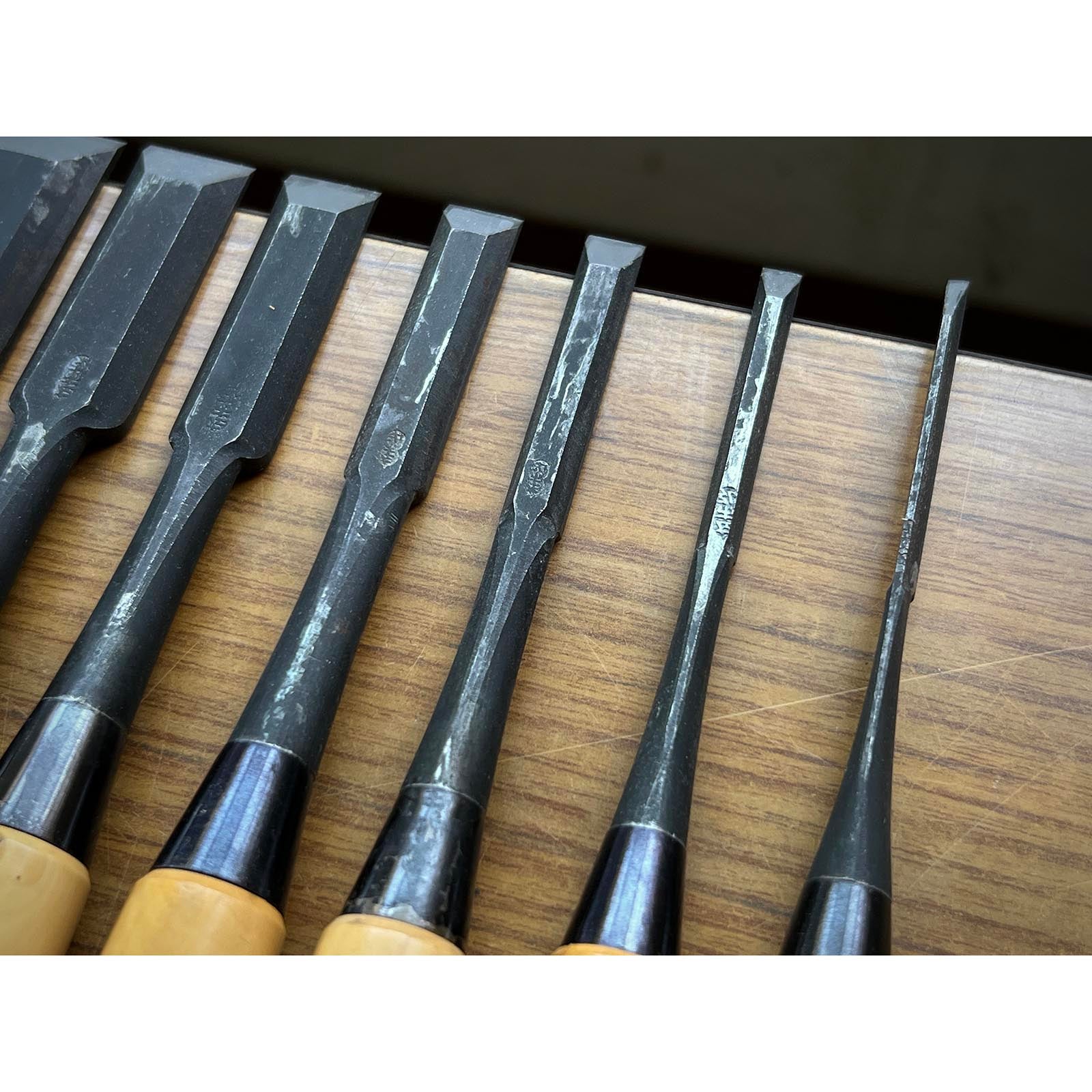 Old Stock Hidari Ichihiro Bench chisels set by Ichihiro 3rd Generations 掘出し物  左市弘10本組 追入組鑿 黄楊柄 Oirenomi