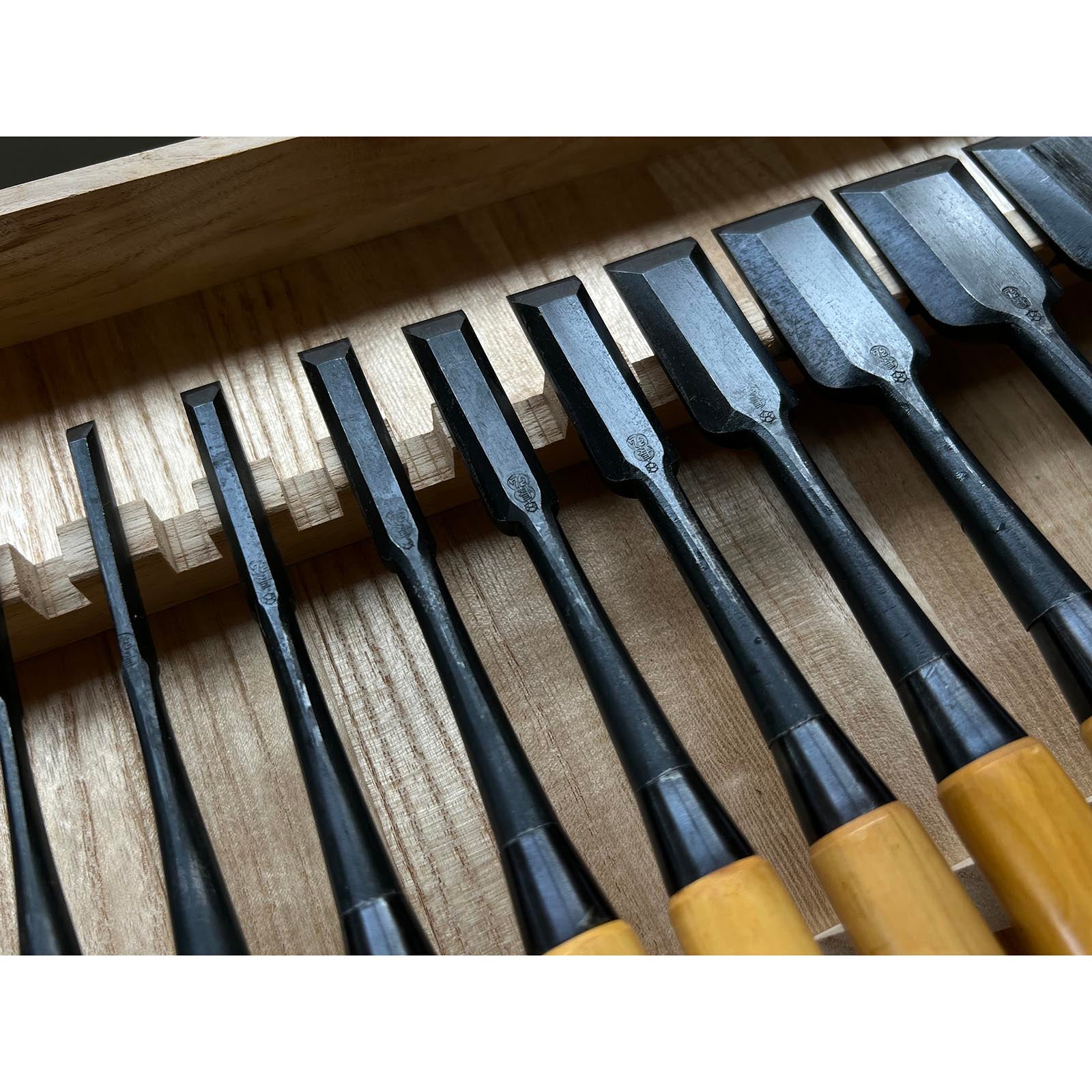 Old stock Osahiro (Nagahiro) Long neck Bench chisels set 掘出し物 長弘 五分首長 追入組鑿 10本組 黄楊柄 Oirenomi