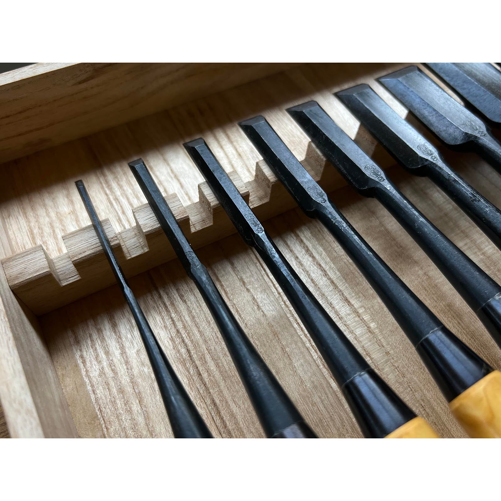 Old stock Osahiro (Nagahiro) Long neck Bench chisels set 掘出し物 長弘 五分首長 追入組鑿 10本組 黄楊柄 Oirenomi