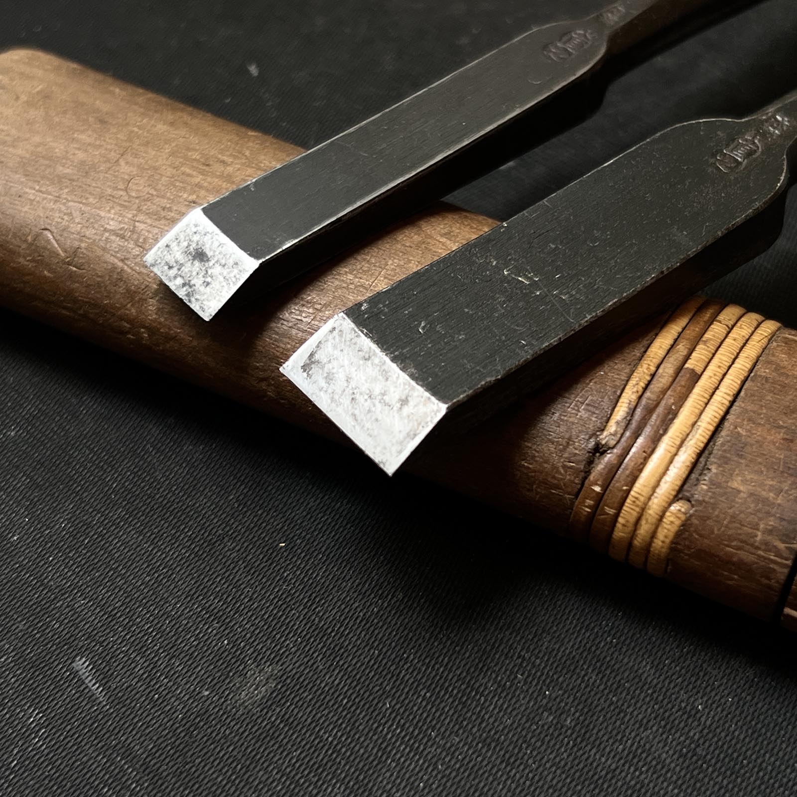 Old stock Naoyuki Bench Chisels by Okayama Takeshi (Yamahiro) 掘出し物 岡山猛作 問屋銘 直之 追入鑿 12,18mm