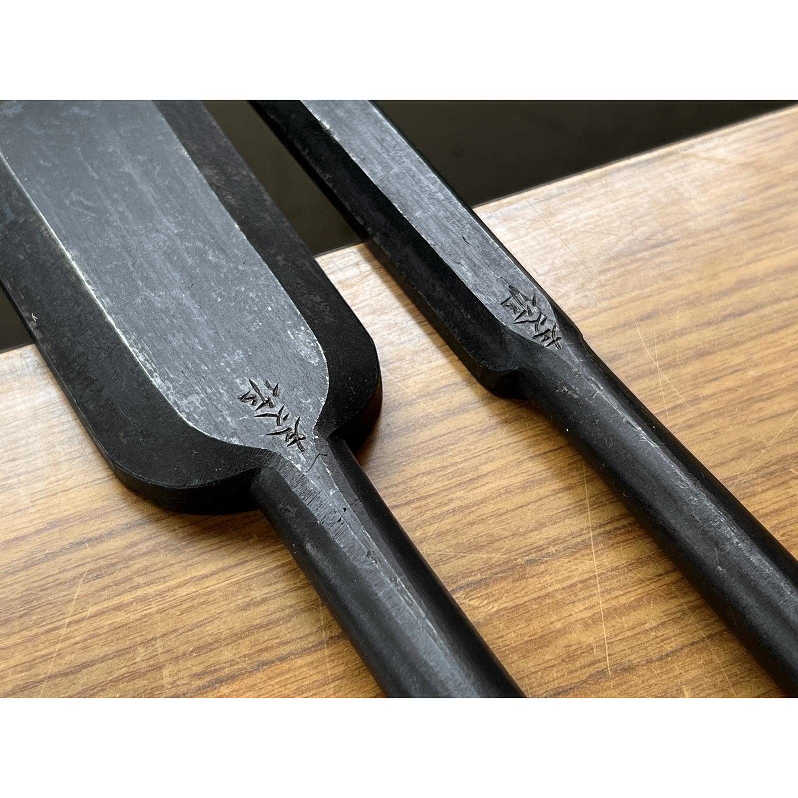 Old stock Hidarihisasaku Slick Chisels Set (Ootsuki-nomi, Hontsuki-Nomi) custom made 掘出し物 二代目左久作 池上喬庸氏 特注 和鉄 本突き組鑿 24,60mm