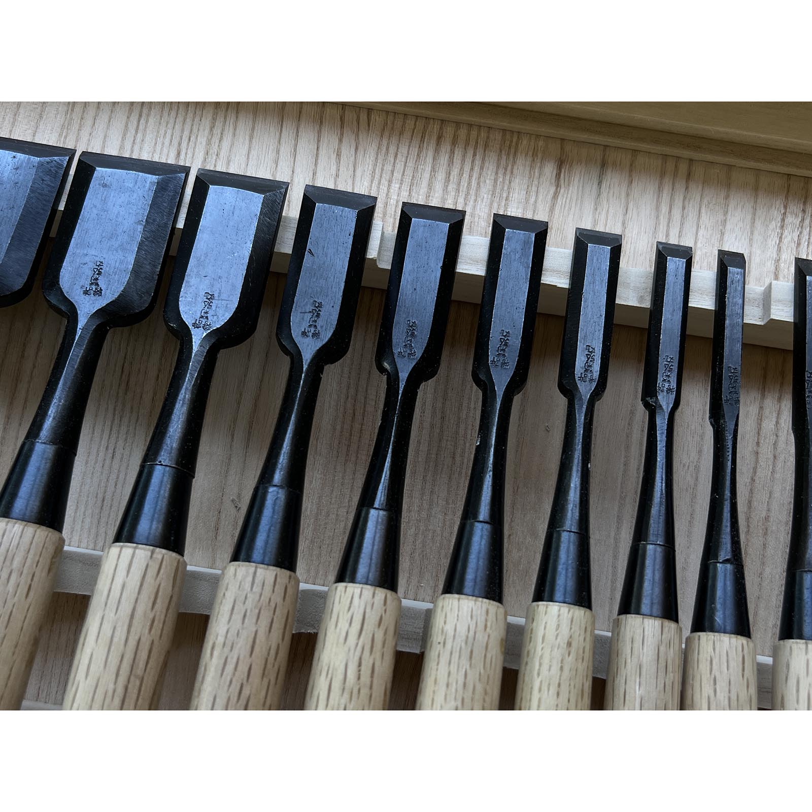 Kikuhiromaru Bench chisels set with White steel (Oirenomi) 菊弘丸 追入鑿15本組