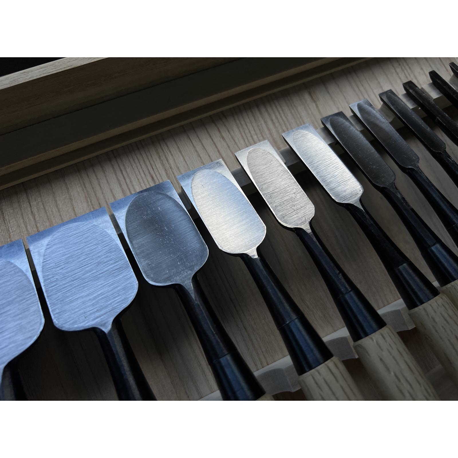 Kikuhiromaru Bench chisels set with White steel (Oirenomi) 菊弘丸 追入鑿15本組