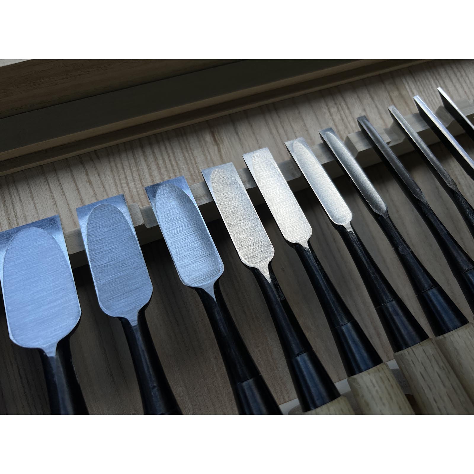 Kikuhiromaru Bench chisels set with White steel (Oirenomi) 菊弘丸 追入鑿15本組
